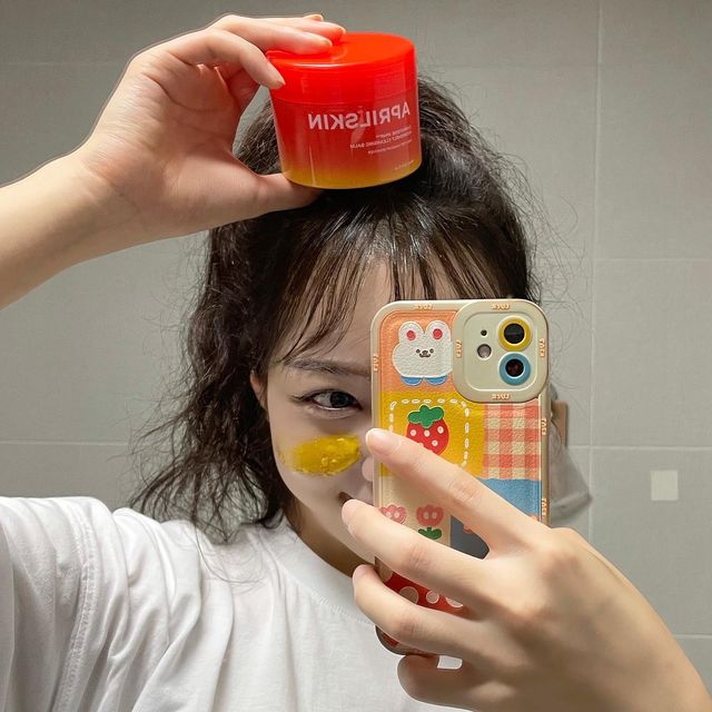 이솔 on Instagram: "#광고 지만 나만 몰랐던 기초맛집 @aprilskin_korea ⭐️캐로틴 IPMP 멜팅 클렌징밤⭐️ 🥕메이크업을 한번에 싹 녹이는 강력한 세정효과 >> 리무버 필요없이 워터프루프,