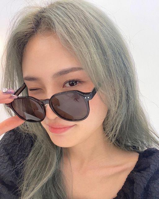 ‎𝐂𝐫𝐢𝐬𝐭𝐲¯ࡇ¯✿‎ on Instagram: "#협찬 서예지 선글라스로 유명하던뎅 나도 썻땨🖤 #리에티 #rieti #썬구리맛집 #리에티아이웨어 #선글라스 #리에티선글라스 #데일리선글라스 #선글