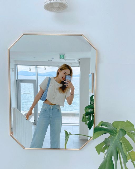 ‎𝐂𝐫𝐢𝐬𝐭𝐲¯ࡇ¯✿‎ on Instagram: "하잉 #거제 💙
⠀
⠀
Top: #협찬 @moscoss_ 
#모스코스 #페미닌쇼핑몰 

✔️반팔 단추 트위드 착용
✔️첫구매 10% 할인 이벤트 진행중
✔️인스타를통해 주문시 배송비 무료 이벤트 진행중
✔️단! 일주일간 (-6.20) 
  할인코드 rlachdl01 결제시 10% 할인!!

#거제도 #온더선셋 #거제도카페 #거제도여행 #거제도가볼만한곳 #거제도핫플 #데일리룩 #데일리패션 #트위드반팔자켓"