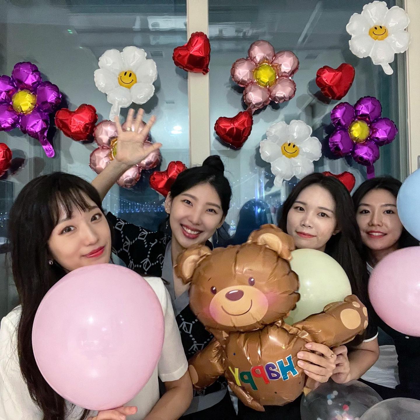 🤎스더 웰컴파티🤎
오랫만에 다같이 뭉쳐도 우린 여전히 그 시절이다🥹
-
환자데리고 놀아준다고 고생많았고 생일축하해줘서 고마워👍
그리고 울 스더 자주 한국오게 해주세요♡
