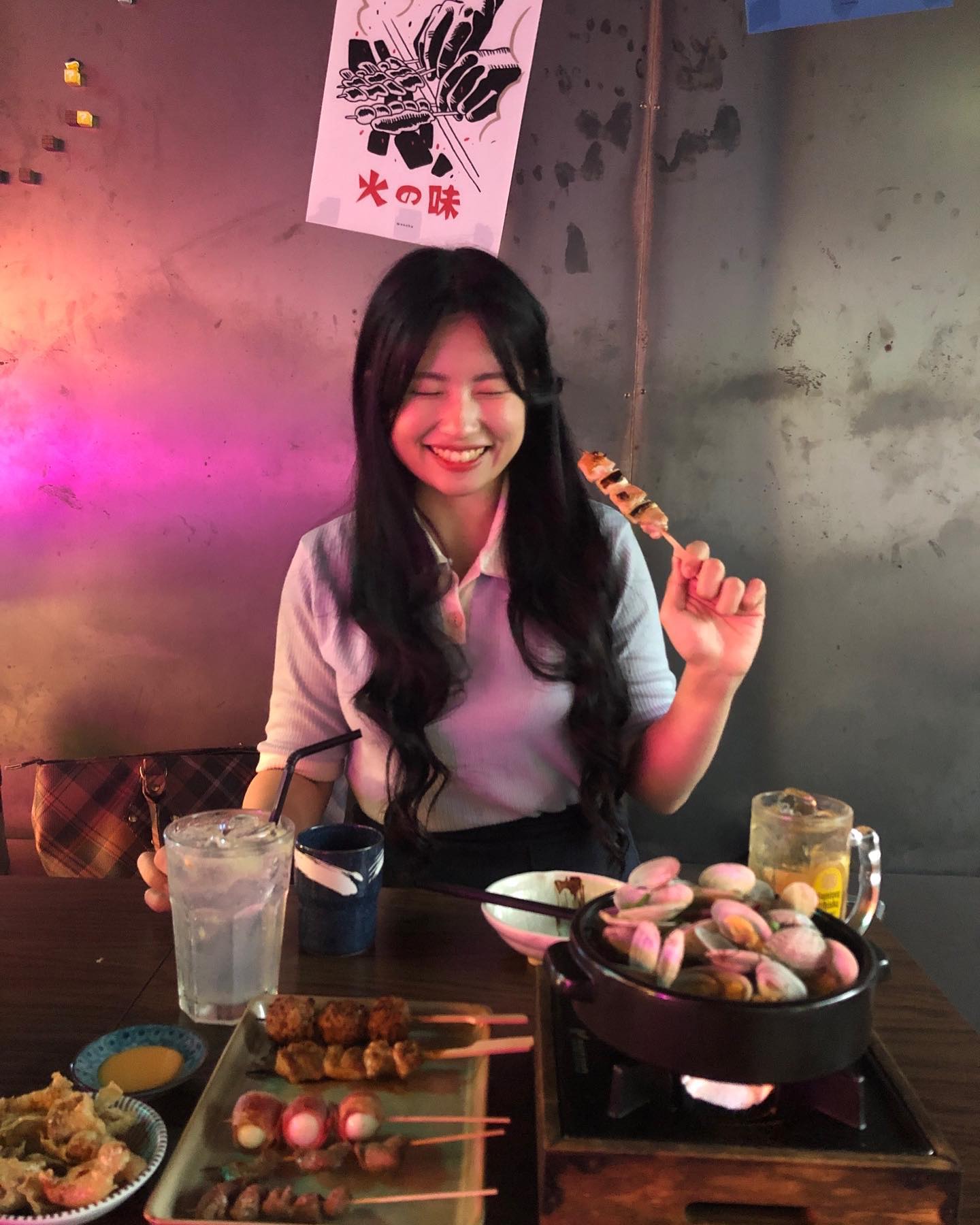 #협찬 #쿠시범 

즐거운 토요일 보내고 계신가요?☺️
저는 오랜만에 친구와 한 잔 하러 성수 ❣️쿠시범❣️에 방문했어요
꼬치구이에 사와는 일본 여행 이후로 처음이라 추억돋는 맛이었는데요😌
가끔 해외 음식 먹을 때 특유의 향을 맡으면 여행할 때의 생각이 나지 않나요?✨
전 오늘 그렇더라고요😆

꼬치구이 전문점답게 주문하자마자 주방에서 구워주시는데,
냄새가 아주…😋
기다리는 내내 너무 맛있는 냄새가 나서 더 배가 고파졌어요😆
꼬치 모두 맛있었지만 염통과 베이컨말이가 가장 맛있었는데요
염통은 원래 좋아했지만, 메추리알에 베이컨 만 게 이렇게 맛있을줄은…🤭
역시 전문가가 구우면 뭐든 맛있어지는건가…🤔

기본안주로 나오는 닭껍질튀김마저도 너무 맛있었던…😇
친구는 껍질을 안좋아해서 제가 다 먹었는데,
오히려 좋아…❣️
술찔이인 저도 술이 술술들어가는 맛😋

토요일이니까 모두 짠🍻

🍢상호명 : 쿠시범 (kushi_bum)
🍢주소 : 서울시 성동구 성수이로14길 14 (성수동2가) 성수연방 1층