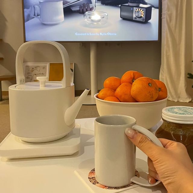 송블리 on Instagram: ". 아직도 끝나지않은 집안일.. 본가에서 옷만 가지고오면 콧물은 또 시작🥲.... . 올 겨울은 어머님이 주신 대추차와 작두콩으로 견뎌야겠다❤ 전기포트없었음 어떻게 살