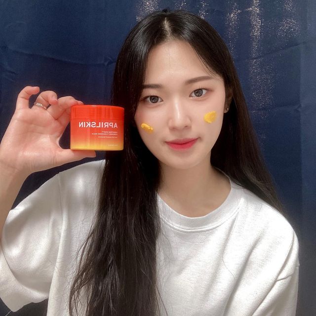 이민영 on Instagram: "#협찬 에이프릴스킨 기초케어제품 내 피부 관리 이걸로 끝^!^ ❤ 캐로틴 IPMP 멜팅 클렌징밤 ❤ 메이크업부터 피지, 블랙헤드까디 싹 녹이는 멜팅 클렌징 밤 ✅메이크업을