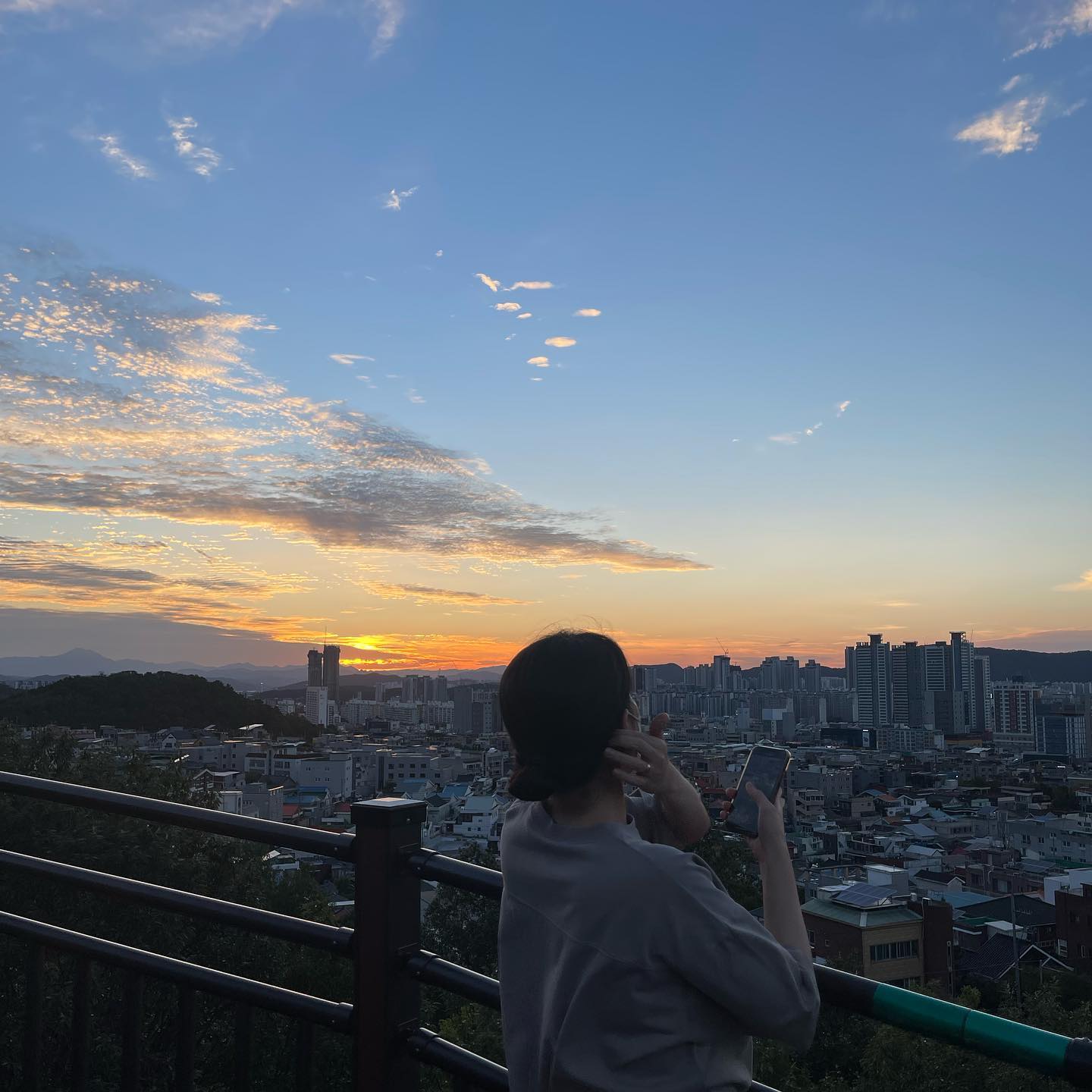오늘 비가 어마하게온다
날이 예뻤던 그날이 생각나...
급 #앞산해넘이전망대 간건 
아주 잘한 선택이었어 칭찬해👍🏻

#앞산 #대구가볼만한곳 #대구야경