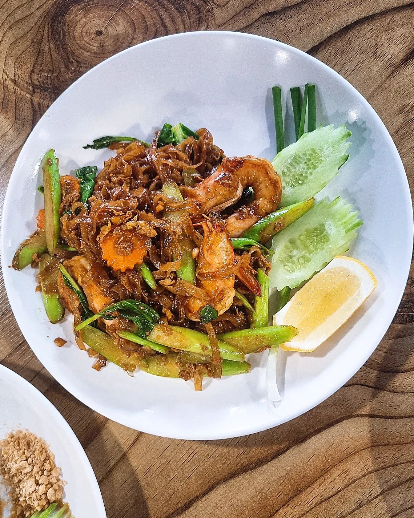 진짜배기 태국의 맛을 찾아 원정 🇹🇭

#내돈내산

태국 음식보다는 비엣남 음식을 훨-씬 좋아하긴 하지만 주기적으로 땡기는 시기가 오기에 리얼 현지 맛의 식당을 써치써치 🔍

천안에서는 딱히 땡기는 곳이 없어서 온양으로 드라이브 할 겸 다녀왔어요

주인도 손님도 모두 태국분들만.. 요상한 태국 bgm과 정신 사나운 사방팔방 코끼리까지 제대로 이국적이었어요 🐘

팟타이 (10,000) 땀타이 (12,000) 팟카파오 (10,000) 콜라 (3,000)

현지 맛 100%의 최상급 맛 까진 아니었어도 오랜만에 여행 온 느낌 내면서 맛나게 먹었습니당
사이즈도 선택할 수 있는 점이 신기

콜라도 얼음 가득 담아 맥주컵에 주셔서 벌컥벌컥
근데 그래도 콜라에 3천원 쓰는건 왜이리 아까운지 몰라요 🤣

#타이펜토 🐸
아산시 온궁로 9-4