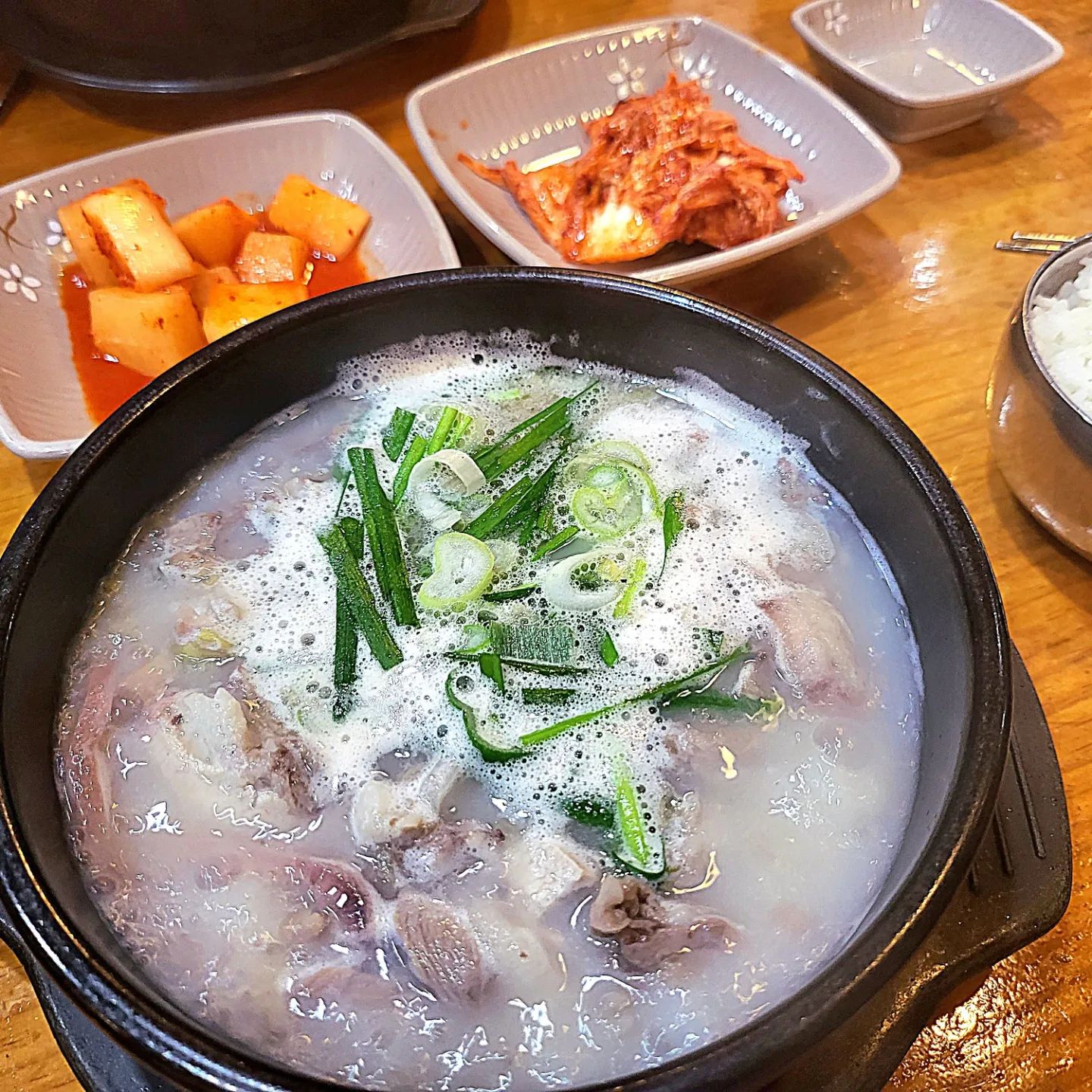 #구로구청맛집 #참좋은순대국전문점 

팔팔 끓는 순대국. 

기호에 맞춰 청양고추, 들깨가루, 다대기를 넣어 진화 시켜주자. 

난 팔팔 끓을 때 청양고추 넣어 빠르게 우려주고 들깨가루 팍팍 넣어 먹는걸 즐기는편. 

밥에 얹어 먹다가 건더기를 어느정도 먹었다 싶으면 들깨가루 더 넣어서 이것이 순대국인지 들깨국인지 헷갈릴정도로 만들어 밥과함께 냠냠 

배추김치와 깍두기로 시원함까지 같이하면 개꿀맛. 

수육, 순대복음, 안어울리게 족발도 팔고 있어 술 안주 하기에도 딱!!!

24시라서 저녁 갈 때 없음 가기 딱좋은데 갈 때 없다고 아무데나 가듯이 가기에는 아까운집. 

✔️참좋은순대국전문점 구로직영점
✔️구로구 구로중앙로 47
✔️연중무휴 24시간 영업
✔️02)855-0622

#구로맛집 #구로순대국 #구로구청순대국 #서울순대국 #순대국 #순대국맛집