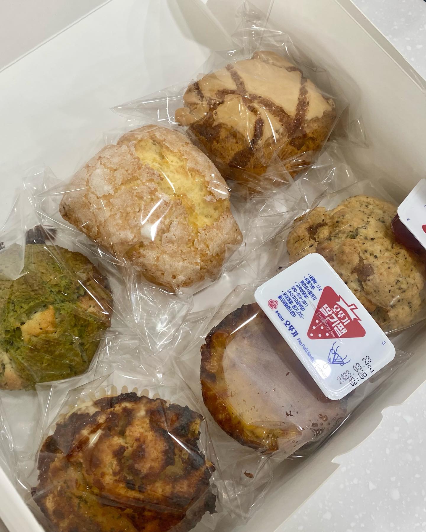 원주카페 , 아웅다웅

수제스콘맛집 !! 아웅다웅
퍽퍽하지않고 부드러워서 너무너무 맛나용
커피도 아웅다웅 핸드드립으로 마셨는데 향긋한 향기가 나고 고소한게 굿굿😍
 
#원주맛집 #원주카페 #아웅다웅 #원주아웅다웅 #원주스콘 #원주쿠키 #원주디저트카페