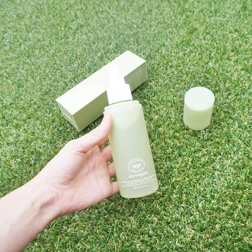 #AD 
갖고 다니며 어디든 몸에 칙칙 ~ 비건 바디미스트 추천해요~
민감해진 바디를 산뜻하게 진정해줄 필요때가 많잖아요,
야외활동 한 후도 그렇고
이제 가을 겨울이 다가오면 건조해서 더더욱 필요하죠.
그래서 저도 바디미스트는 항상 갖고 다니는 편인데
동물실험이 배제된 비건인증 제품이 나오니
너무 좋더라구요 !
#쏘내추럴 제품은 분사력도 딱 적당히 좋고
여러번 레이어링해서 사용해도 
끈적임이라던가 오일리함이러던가 이런 느낌이 없이
산뜻해서 제가 계속 사용하게 되는 것 같아요 ^^
바디 어디든 사용하면서 모공도 촘촘하게 관리해주어
샤워 후에 사용해도 정말 산뜻한 마무리를 해줘요 +_+

#쏘내추럴 #어성초바디미스트
 #바디미스트추천 #진정바디미스트 #미백 #진정케어 #각질케어 #비건