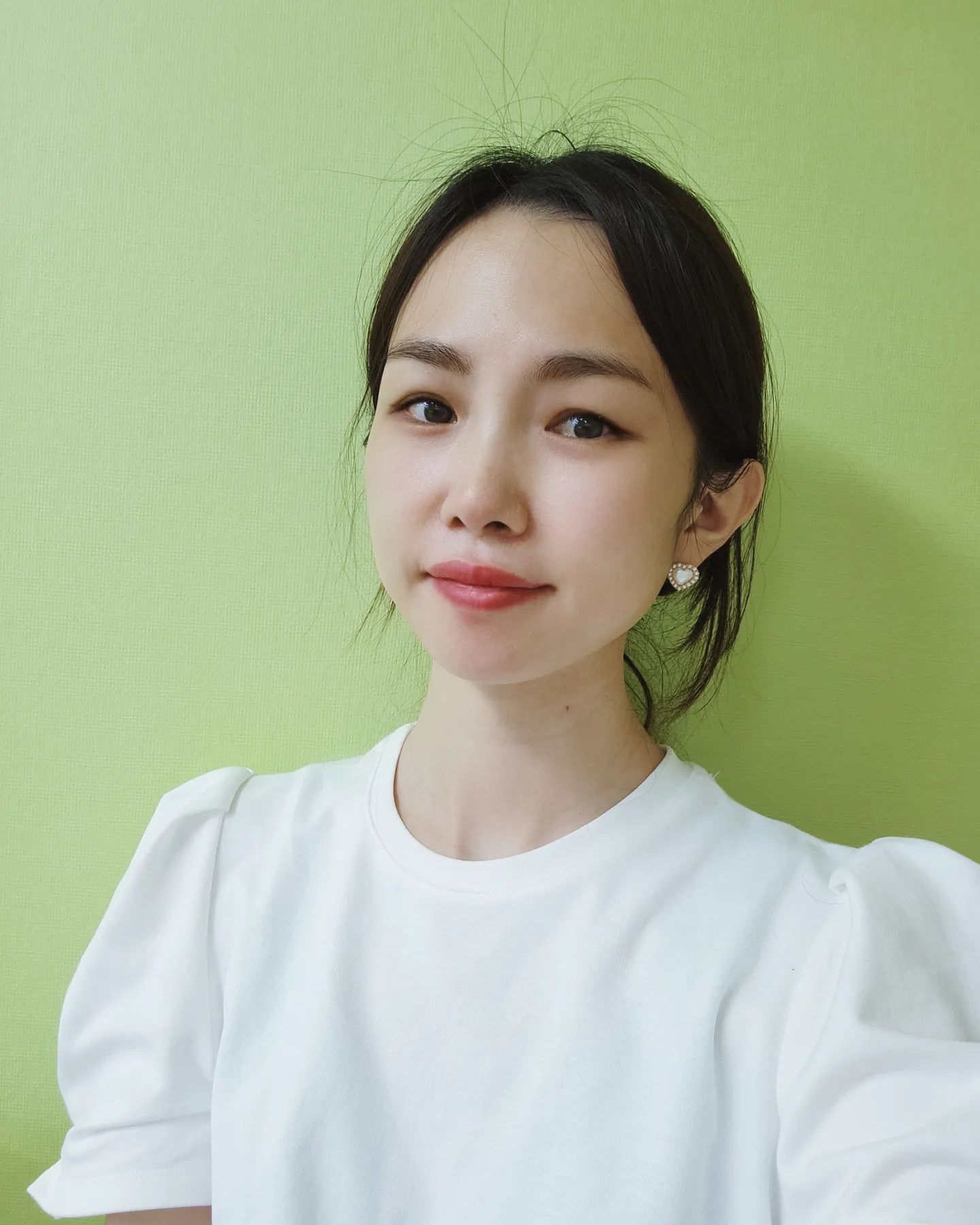 헿 .. 저 달라진거 눈치 채셨나요?
쌍커풀했어요 ㅋㅋㅋㅋ
한달반 정도 되었고 
그래서 피드두 뜸했죠..ㅋㅋ
눈치채구 물어보시는 분들 계셨능데ㅋㅋ 절개랑 눈매교정 같이 했고요, 강남역에 처음처럼성형외과 에서 했어요 ! 
제가 엄청 자연스럽게 하길 원했는데 
여기 원장님이 그렇게 하는 스타일시더라구요, 약간 제 니즈를 바로 파악해서 센스있게 딱 알아들으시는 스타일?ㅋㅋ
정말로 그렇게 되어서 넘 만족스러워요 !! 
수술도 잘하시는게
절개인데 2주만에 붓기 다빠지고 넘 자연스러워져서 주위에 알던 사람 아님 아무도 모르는?ㅋㅋ
근데 제가 신나서 얘기하고 추천하고 다니고 있어요ㅋㅋ
십년지기들두 이거 매몰 아니냐 그냥 원래 저한테 있던것 같다고 해요ㅋㅋㅋ짱기쁨 ❤
암튼 하고 나니 눈화장 안하고 다녀도 괜찮아서 요즘 거의 생얼로만 다니구요 ㅋㅋ 화장하면 그거대로 또 신세계 ! 이제 홑커풀 방식이 아닌 방법에 어서 적응하고 배워야겠어용 ㅋㅋ 아주 근 십년간 쓴 돈중에 제일 잘한 것 같아여 증말 ㅋㅋㅋ 궁금하신점은 DM 언제든 쥬세여 😁

#찐후기 #처음처럼성형외과 #강남처음처럼성형외과 #쌍커풀수술후기 #절개눈매교정  #눈매교정후기 #뷰티인플루언서