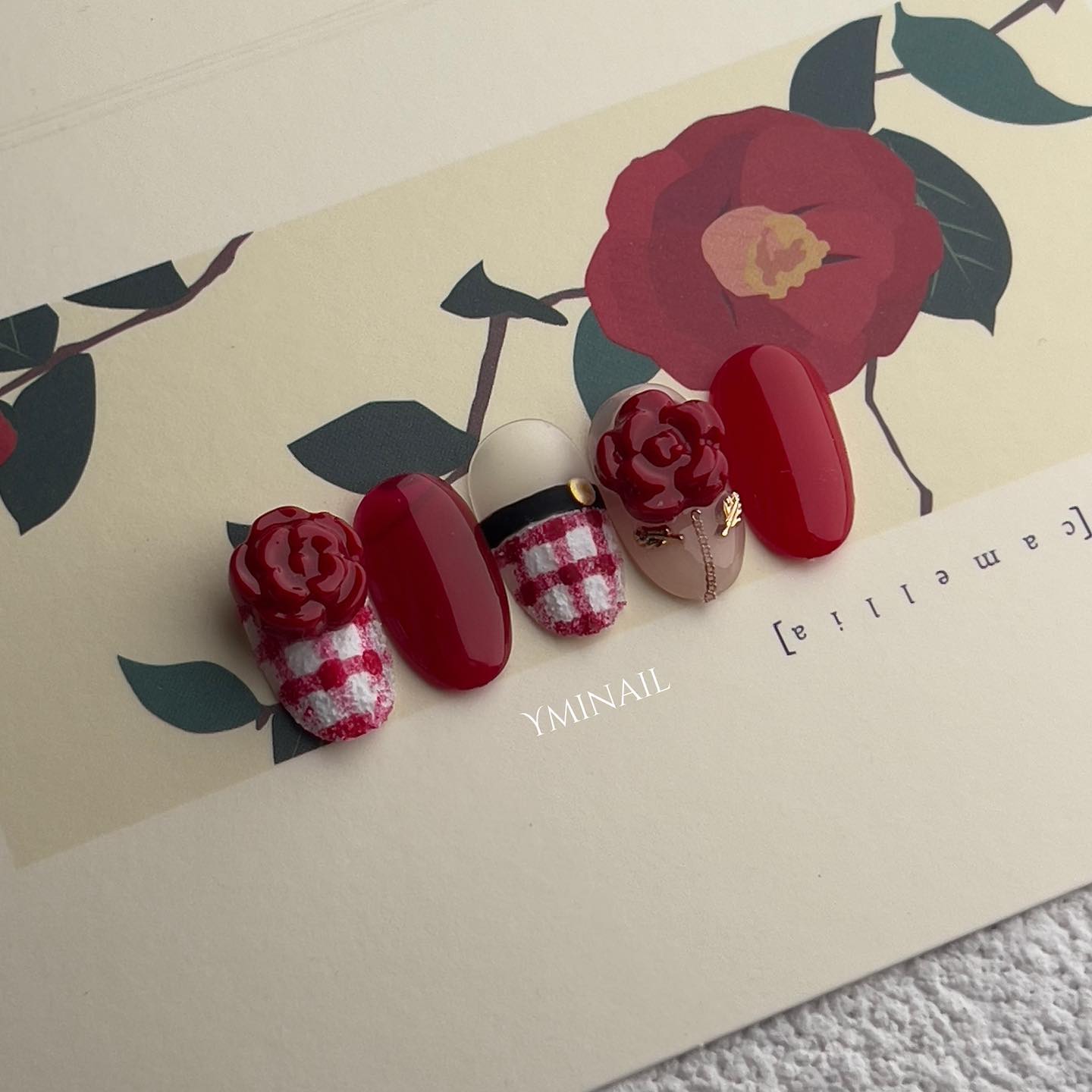 𝒄𝒂𝒎𝒆𝒍𝒍𝒊𝒂♥️

​
#말랑샤네루 참고한 응용한 아트 :)
꽃모양 몰드로 동백꽃 표현을 하고,
골드컬러가 포인트✨
이제 가을이니까 체크체크🍂
#까멜리아 컬러 하나하나가 다 다르고
시럽과 반시럽 사이인 젤제형이라서
너무 좋아요👍🏻♥️
#내돈내산

​
candygel_korea
