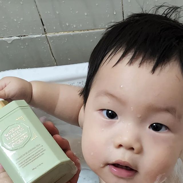 안이슬 on Instagram: "#협찬 #제품제공
🏷thanks to @teabless_official 

돌전아기부터 초딩조카, 성인까지 피부로 마시는 온가족 허브티🍵 #티블레스앤틱올인원클렌저 

주르륵 흐르는 무색의 묽은 제형에 거품이 잘나는편👏

다즐링홍차, 허브티가 블렌디드된 프리미엄 블렌디드 티 클렌저라서 씻겨주는 내내 그리고 샤워후에도 지속되는 허브티향이 솔솔🌿

아기의 연약한 피부에도 자극적이지 않은

🍀EWG green grade ; 전성분 EWG그린등급
🍀Vegan ; 동물성 원료가 사용 또는 첨가되지 않은 비건제품❣️

일끝나고 온 직장인 아빠에게는
피로를 풀어주는 목욕타임을 선사해주는

🍀TEA THERAPY ;
차 한잔 마시듯 하루의 마무리를 함께해주는 티블레스 티타임🍵

하나를 사더라도 아기와 함께쓰는건 제품 속 성분까지 꼼꼼히 따지게 되는데, 무엇하나 놓치지않는 #온가족클렌저 라서 #만족도최고 💯

📌이 포스팅은 '티블레스'로 부터 제품을 제공받아 체험 후 솔직하게 작성된 리뷰입니다.
📌제품구매링크: https://m.teabless.co.kr/#enp_mbris#enp_bounce

#바디클렌저 #페이셜클렌저 #올인원클렌저 #유아샴푸 #아기샴푸 #어린이샴푸 #민감성클렌저 #비건화장품 #패밀리클렌저 #비건바디워시 #온가족스킨케어 #피부가마시는차 #비건 #EWG그린등급 #바디클렌저추천 #💓"