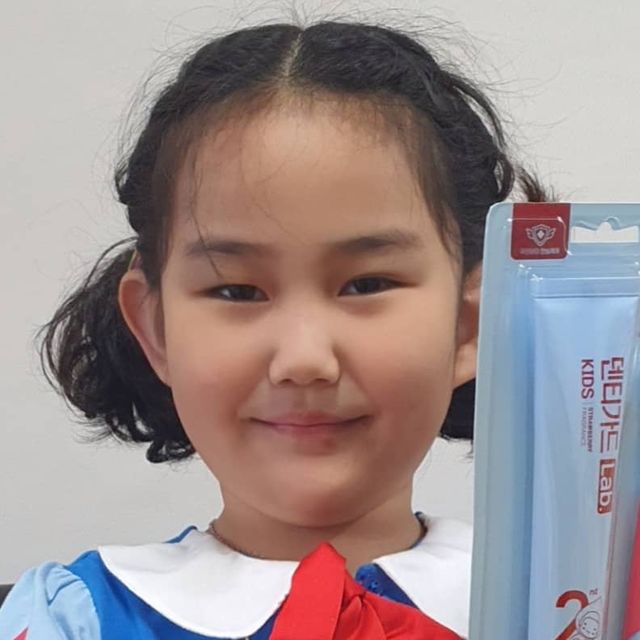 안이슬 on Instagram: "#협찬 @dentiguard_lab_official #덴가땐가 #덴티가드랩
조카쓰라고 산 어린이 칫솔, 치약 패키지❣

👉 덴티가드랩 6-13세 키즈 어린이 칫솔,치약👐

아침등원룩 직접 고르시는 7살 언니🍒
오늘은 백설공주 원피스 골라입으심ㅋㅋㅋ

말릴까하다가,, 할로윈이기도하고 내년에 초딩되면 입을수나 있을까 싶어서 냅둠🤭

본인피셜 인기쟁이 였다고 하심🤣

머리묶는것도 사과머리끈으로 컨셉 맞춰드림❤

페리오 신비아파트 셋트로 샀던 칫솔이 닳아가길래
주문해준 덴티가드랩 키즈 어린이 칫솔, 치약 패키지❣

칫솔모도 적당하고, 자연유래 나일론에, 프로폴리스가 함유되어
세균 99.9% 억제하는 항균모라니 만족👏

치약도 아직 뜯지 않았지만, 6종 파라벤이 무첨가된 코코넛 자연 유래 계면활성제라 성분 대만족👍

칫솔은 뜯어서 바로 교체해주고, 치약은 쓰던 치약 다쓰면 교체해줄 예정❣
#약국에서 #만나요 #초등학생칫솔 #아이치약 #딸기향 #구강케어 #그립핏칫솔 #유아칫솔 #조카선물 #채리스타그램🍒"
