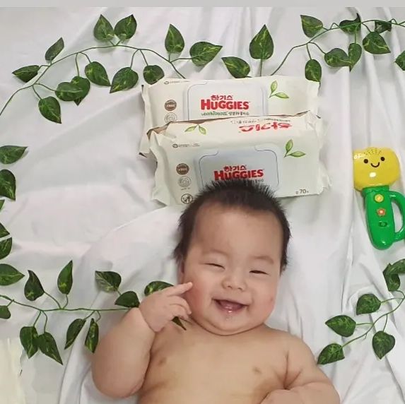 안이슬 on Instagram: "#제품협찬
 
2021 네메다움 3기 율이🌱
마지막 이야기💚
#6개월아기 #뒤집기지옥
뒤집기를 시작하면서 #팬티형기저귀시작
 
율이의  3단계 시작을 함께해주었던 #하기스기저귀
4단계 팬티형의 시작도 함께해주는 #육아메이트👏
 
#코로나베이비 다음 세대 아기들에게 남겨줄 #넥스트지구
숲도, 나뭇잎도 그 모두를 품에 안은 자연은 과연
코로나베이비 세대까지 유효기간이 얼마나 남아있는지,,
 
🍀하기스 네이처메이드는 지구에 흔적은 작게 남기고,
아기를 위한 기능은 크게 전해줍니다🍀
 
자연유래 소재로 탄소 배출량은 감소시키고
FSC 인증 펄프를 담아 지속 가능한 산림자원 보호에
거기다가 포장지까지 신규 플라스틱 사용량을 30% 낮추어
환경부담을 줄였으니까
네메다움 율이와 모두들 기저귀는 하기스하세요🌿
 
뒤집느라 바빠서 이리저리 뒤척거리고
잠든 틈에도 침대위에서 시곗바늘처럼 똑딱똑딱 돌아가는 율이시계⏰ #🤣ㅋㅋㅋㅋㅋ
 
그와중에 샘방지 안심포켓으로 하기스는 새지도않는👍
 
전에 슬쩍 마트에 파는 다른 기저귀 써봤다가
잘먹고 잘싸는 우리 아가, 묽은 변 응아 한방만에 줄줄 새어 옷까지 묻어버리는 바람에
하기스의 월등함을 새삼 느껴버린🙊 #말모말모
 
발진에도 취약한 우리 율이 엉덩이 발진,
잡아주는 기저귀도 #하기스뿐 #onlyyou
 
앞으로도 쭉, 율이의 성장과 함께해주기를🙏
 
thanks to @huggies_happyhug
 
#하기스 #행복한우리아기를위해 #하기스로키우기 #하기스네이처메이드 #네이처메이드
#하기스기저귀 #네메다움 #기저귀추천 #미소천사하기스"