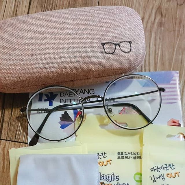 안이슬 on Instagram: "안경끼는 사람만 공감할만한
지긋지긋한 안경김서림😖

컵라면 먹을때 목욕탕에서 
어김없이 뿌얘져서 시야가리는게 늘 불편했는데
김서림방지 안경 클리너로 닦으니까
너무 신기하게 입김불어도 김이 안서린다😳 띠용

3장이나 있어서 남친 한장, 언니 한장
안경인(?) 노나주기☺

안경쓰고 마스크끼면 숨쉴때마다 김이 서려서
둘중 하나 포기하고 렌즈꼈을때만 마스크쓰든 했는데
안경끼고 마스크 쓸 수 있겠당🥰

겨울와서 추워졌을때에도 김이 안서리면 너무 편할듯💯
#대양인터내셔날 #김서림방지 #안경닦이 #안경클리너 #김서림방지클리너 #렌즈닦이 #깨끗한안경 #김서림방지안경 #밝은시야 #매직클리너 #공팔리터 #08L#신세계 #넘나신기한것"