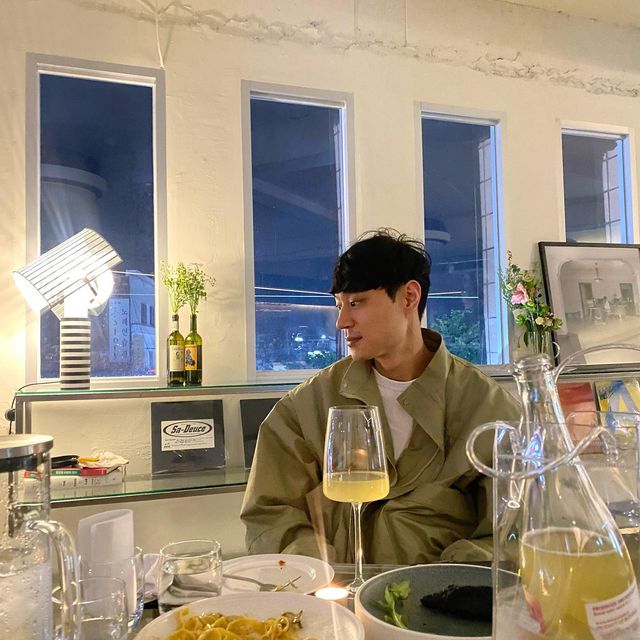 @so__oki on Instagram: "🥂 [천호동 맛집] 천호동 new 술집✨ 분위기 좋은 네추럴 와인바 ‘ 해임시 ‘ @haeimsi 지인분이 새로 오픈하신 천호동 네추럴와인바 소개합니다! 꼭대기 층인 4층에 자리를