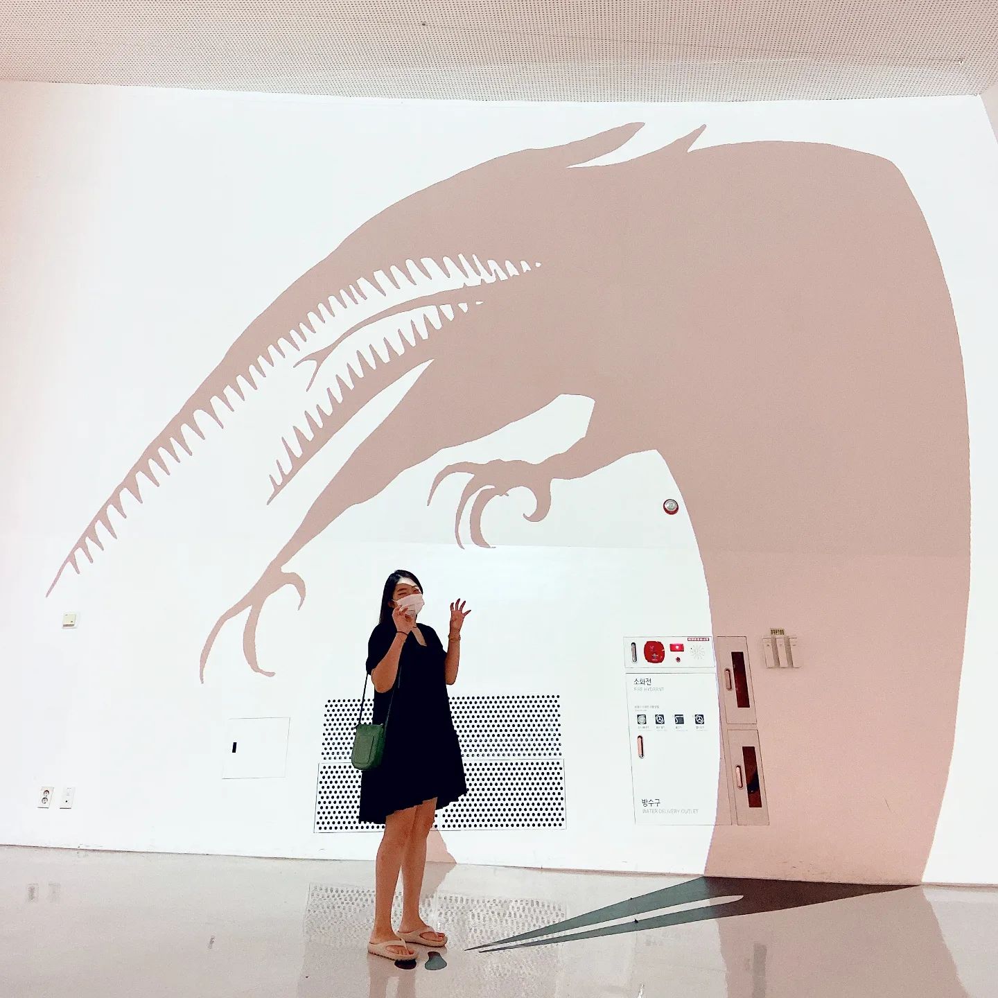 몇 달간 미루고 미루던 얼리버드 티켓을 사용했다! 평일에 가도 줄 서서 봐야했던 팀버튼 전시회🎈

팀버튼의 많은 스케치들을 보며 얼마나 많은 아이디어가 머릿 속에 있는지 놀라울 따름이였다. 그리고 그로테스크한 굴 소년의 우울한 죽음을 보며 그의 생각이 존경스러웠다.
나도 이런 멋진 아티스트가 되고싶고 아이디어와 상상력을 머릿 속에서 끝내지않고 밖으로 꺼낼 수 있도록 기반을 잡아야겠다는 생각이 들었다.

저 곳에서 사진 찍고싶어서 얼마나 기다렸는지!! 내가 좋아하는 거 같이 해주느라 고생한 윤댕이 너무 고마워🌹💛
.
.
.
#팀버튼특별전 #팀버튼 #전시회스타그램 #전시회 #전시회추천 #ddp #디디피 #동대문 #굴소년의우울한죽음 #timburton #timburtonart #exhibition