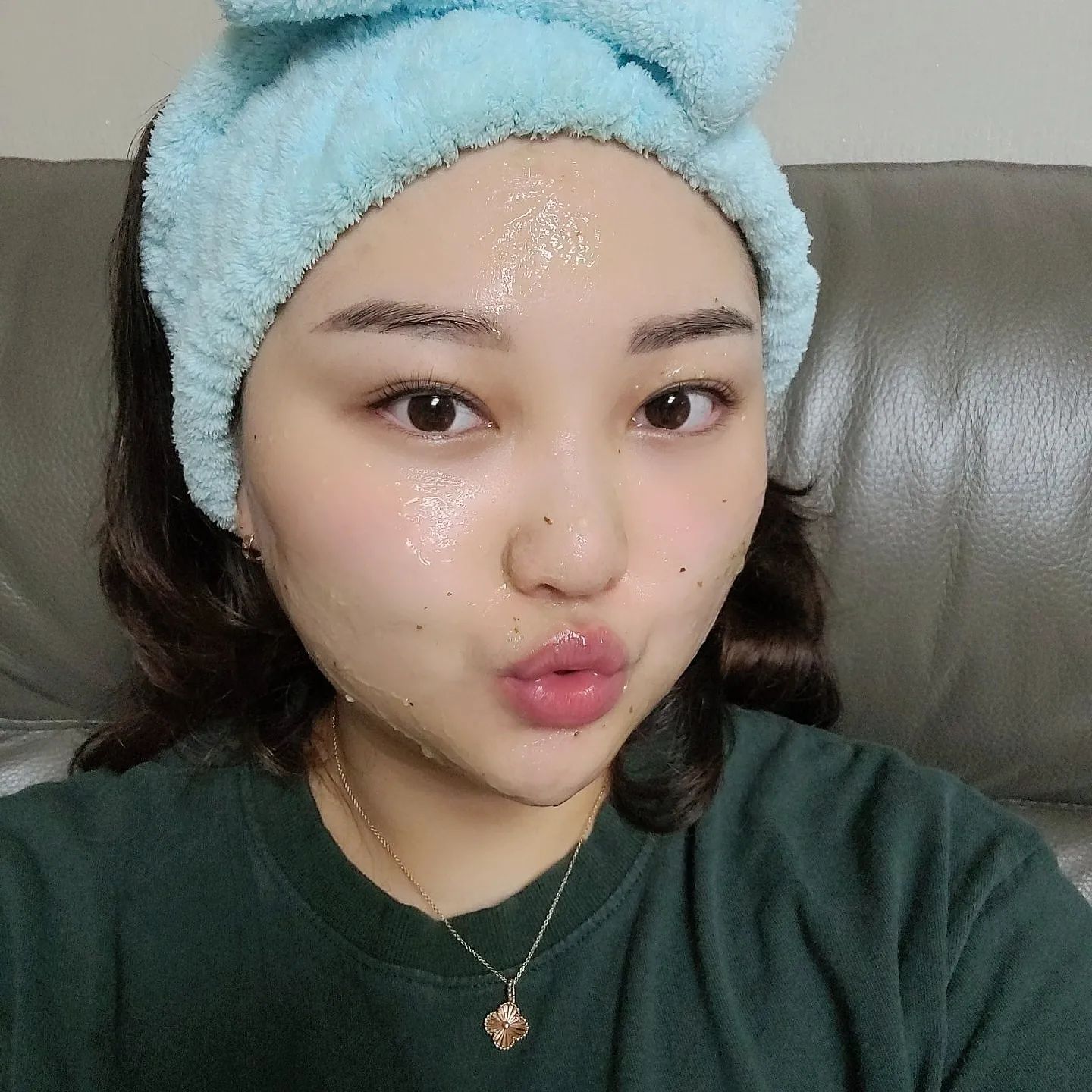 #협찬 오하이오후리쥬스애플민트팩 ❤️

❤️‍🔥❤️‍🔥❤️‍🔥비포&에프터 필수 안보면 후회❤️‍🔥❤️‍🔥❤️‍🔥

안녕하세요🙋‍♀️ 찌므니예용ㅎㅎㅎ
오늘은 열부자🔥 주목하세욧!!!
얼굴에 열 많으신분들 진짜 신세계 경험하실꼬예여ㅋㅋㅋㅋ
요 팩에는 애플민트잎과 사과수, 예민한 피부를 달래 줄 특허성분이 함유되어있어서 바르는순간 피부진정과 극강의 쿨링감을 선사해준다구용👀👀

저는 원래 열도 많고 홍조가 있는편이고 여름에는 화끈화끈거릴정도로 심해서 피부가 따갑기까지 했거든요?!
근데 요게 대박인게  피부진정과 동시에 빠방한 수분 보충 효과까지 있어서 진짜 꿀템이더라구용‼️

그리고 피부가 진짜 예민보스인 저는 아무거나 바르면 트러블이 확 올라오는데 요 착한친구는 여드름 피부도 사용 하기 좋은 "진정 워시오프 팩" 이라는 점~~~👍👍

또 패키지도 너무 마음에 드는게 색깔부터 너무 싱그럽고 내용물도
곱게 간 민트잎이 담긴 초록빛의 젤리같은 탱글한 제형이라 발랐을때도 굉장히 기분이 조크등요😊😊

사용법도 개꿀인게 워시오프팩이기때문에 바르고 5분-10분 후에 씻어내기만하면 되는 초간단한 팩인것도 너무 기특하고 끝내주는데 팩먼저 발라놓고 샤워 싹 하고 팩 씻어내면 시간도 딱 맞아서 진심 너무너무 좋은거 있죵???🙊
+거기다 혜자롭게도 전용 스파출러가 동봉되어 있는데 그 스파출러까지 보통이 아니더라구요ㅎㅎ 인체공학적으로 만들어져서 이마, 코, 턱 굴곡진부분이나 세밀한 부위까지 바르기 짱편함ㅠㅠㅠㅠ.. 너무 편해요

사실 마스크 쓰기 시작한 이후로 인님들도 다들 트러블 고민 있으시지 않나용?? ㅠㅠㅠ 

▶️9월 1일~7일, 올리브영 세일 기간 내 리쥬스 제품30% (마스크팩제품 최대 35%) 할인중이니까 다들 빨리 올리브영 뛰어가서 저렴할 때 요 기특한 꿀템 꼭 장만하시라구용❤️ ㅎㅎㅎㅎ

 ohiohoo_sis 

#올리브영 #올영세일 #오하이오후 #리쥬스애플민트 #일촉진정 #민촉케어 #민촉단 #인샤워팩 #워시오프팩
#씻어내는팩 #샤워꿀템 #욕실필수템 
#진정팩 #진정팩추천 #쿨링팩 #쿨링효과 #홍조피부 #홍조관리 #홍조팩 #솔직후기 #세일할때쟁여두기