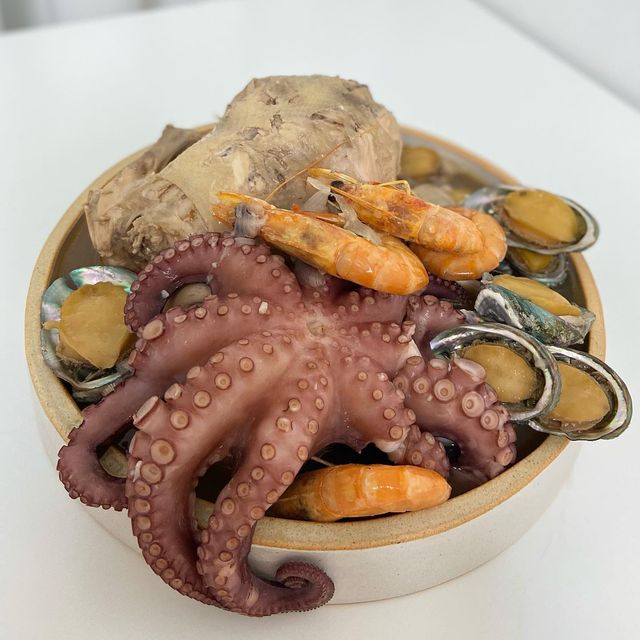 주로 먹는 일상 on Instagram: "#협찬 #체험단 🐙🐔 자연기록에서 문어 해신탕 밀키트를 보내주셨어요!! - 올 여름 복날도 못챙겼는데, 가을 오기 전 급 원기충전 🔥 - 구성은 흰다리 새우 5미,