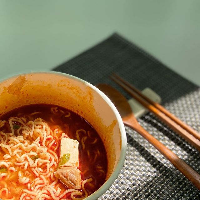 주로 먹는 일상 on Instagram: "#이벤트당첨 농심에서 금돼지식당 돼지김치찌개면을 보내 주셨어요 🍜🐽 - 액상 스프는 빨간 다대기 너낌이고 🌈 꽤 큼직한 두부랑 씹는 맛 나는 사이즈의 돼