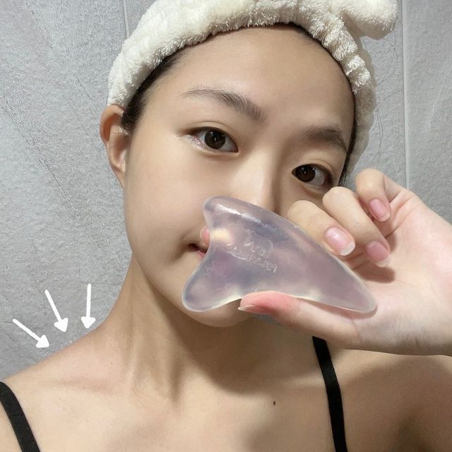 세영 on Instagram: "#협찬 클렌징과 괄사가 동시에 가능한 괄사세안비누 🧼 🏷 폴라베어 괄사세안비누 ✔️ V라인, L라인, 지압으로 페이스 윤곽 정리에 도움 ✔️ 6가지 KEY성분으로 피부가 당