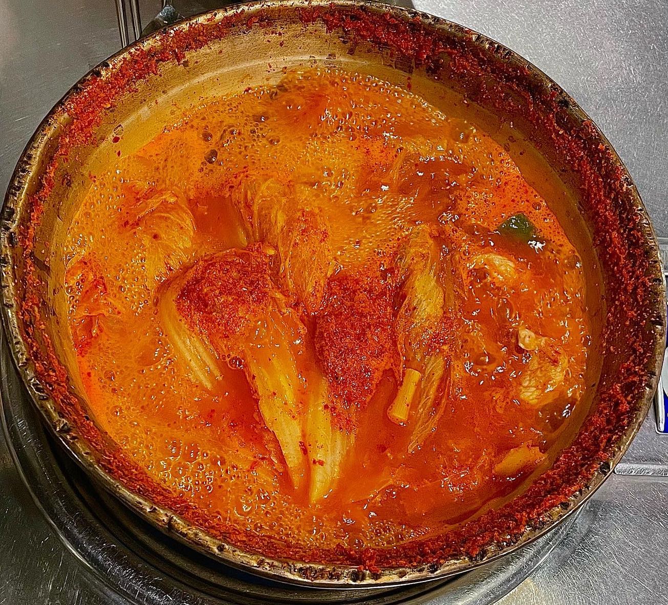 #노량진#노량진맛집#신촌김치찌개

김치찌개 1인분에 8000원인데 계란밥까지 주는 곳이라서 배부르게 먹을 수 있어요 👍🏻👍🏻

가격 대비 정말 괜찮은 맛이지만 고기는 제 스타일이 아니었던 걸로 •• 전 비계랑 살이랑 반반 있는 걸 좋아하는데 여긴 딱 살코기만 있더라구요 🥺🥺 이 점은 사알짝 아쉬웠지만 ,,배고파서 정말 허겁지겁 먹었습메다

근데 국물은 진짜 많아요 국물 좋아하시는 분덜한텐 아주 최고일 거 같아유 ㅎㅅㅎ 

진짜 노량진의 장점은 정말 가격이 싸다는 거예요 🥹🥹 

꼭 이 집 꼭 가봐야한다 이건 아니지만 매번 똑같은 음식점 가면 질리긴 하니까 한번쯤은 가셔도 괜찮을 거 같아요 ~.ᐟ .ᐟ.ᐟ 🤗

#노량진음식점#노량진가볼만한곳#노량진맛집추천