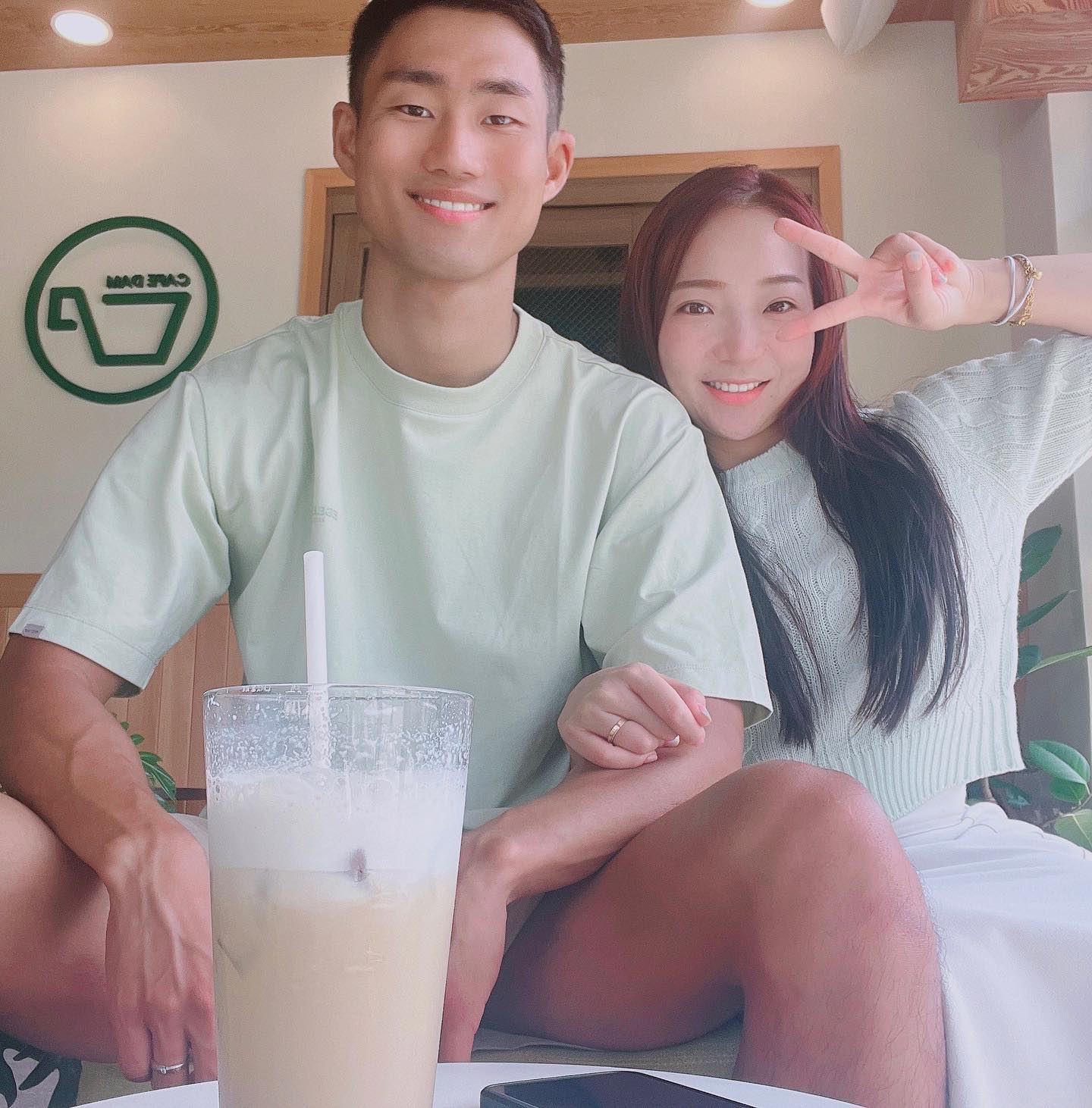 오늘는 엄마아빠 지분 ♡⃛⋆⁺

연인때는 매번 맞춰입었는데
아이 생기고 나서는 
사알짝 힘들다😢

오늘은 연녹색이 유독 예뻐서 
또현이랑 나랑 맞춰입고 나왔더니
남편도 알아서 컬러 맞춰 입고 나왔네💗

오늘 코디 너무 예뻐서 저장〰💗

새삼 커플때 추억이 새록새록 

#육아 #육아맘 #육아맘일상 #이천
#이천도자기축제 #스마일데이3
#카페 #커플옷 #커플코디 #ootd
#엄마아빠지분살짝😉 #주말기록
#연녹색코디 #퍼스널컬러 #육아기록
#맞팔 #찐소통