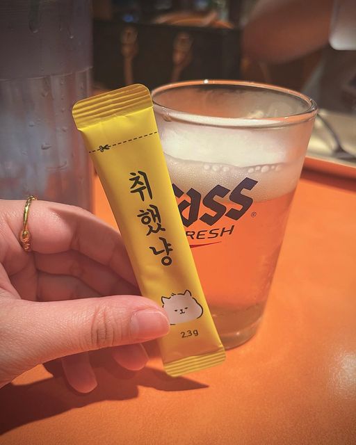 지히진 on Instagram: "#광고 귀염 뽀짝한 숙취해소제 발견 ㅠㅠ 집사로서 이 숙취해소제는 그냥 지나칠 수 없지❤️ 패키지에 토하고 진상부리는 고양이들 너무 귀엽다.... 요즘 마시지 못하는