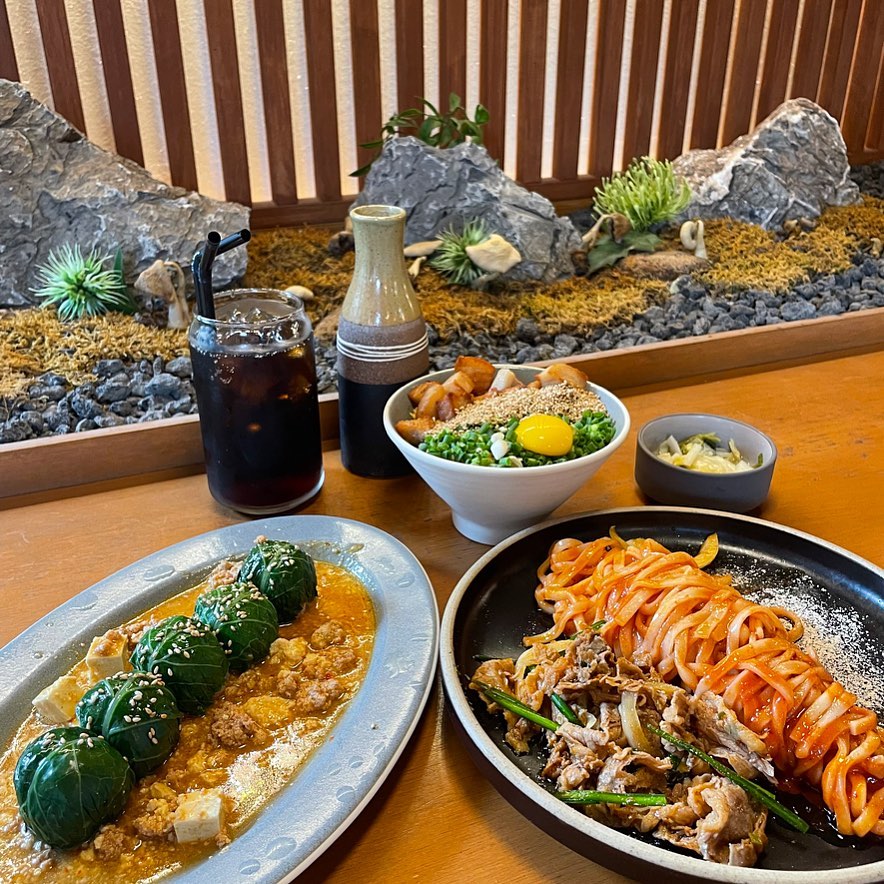 #익선애뜻 #캐주얼한식 #익선동맛집

비주얼부터 합격!!🎉 웨이팅이 좀 있었지만 그만큼 공간도 멋지고 맛도 정말 맛있었던곳!! 특히 강된장 쌈밥은 넘 짜지도 않고 딱 적당한 간이어서 넘 맛있었답니다👍 익선동 가면 꼭 가보시길~~~ 추천 쾅쾅✨