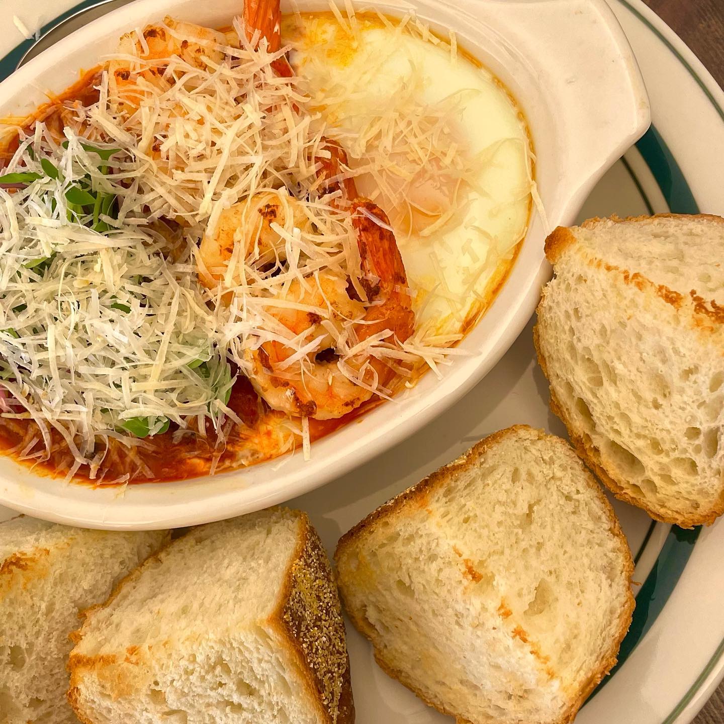 🥨 올잇이 인증 경산 브런치 맛집 🥨

📍장소: 경북 경산시 성암로13길 26 (옥산동), 1층 시월,호두
📍영업시간: 10:00-18:00 

와우,, 경산에 인생 브런치집 찾았어요 🐶
매장 분위기 너무 이쁘고 아늑한 느낌🥨

2시 이후로는 브런치 끝나고 카페 분위기로 되어, 커피만 마시러 와도 행복한 늒낌 얻어갈 수 있음 👍

🍤 쉬림프토마토스튜 : 홀 토마토 새우 야채 달걀 빵 진짜 조화가 미텼음 ㅠㅠ🥨

🍤 쉬림프오픈샌드위치 : 너무 쉬림프만 먹는건가 하고 반신만의하는 마음으로 시켰지만 이거 담백하니 요물임 진짜.. 

🥤토마토주스 : 토마토 때려넣어서 걸쭉하고 진한 토마토주스 찾는다면 이곳!

🥤바닐라빈라떼 : 너무 진하지도 않고 라떼와 에스프레소 조화가 넘 잘 어우러짐

사진보면 알겠지만, 일단 매장 분위기가 깡패 .. 🎂 경산에 이런곳 만들어주셔서 감사합니다 .. 🥨 잘먹고 가욤 👍

#대구신상카페 #대구브런치카페 #대구카페맛집 #경산카페 #경산브런치카페 #옥산동카페 #펜타힐즈카페 #브런치맛집 #경산힙한카페 #먹팔 #먹스타그램 #먹팔환영 #시월호두