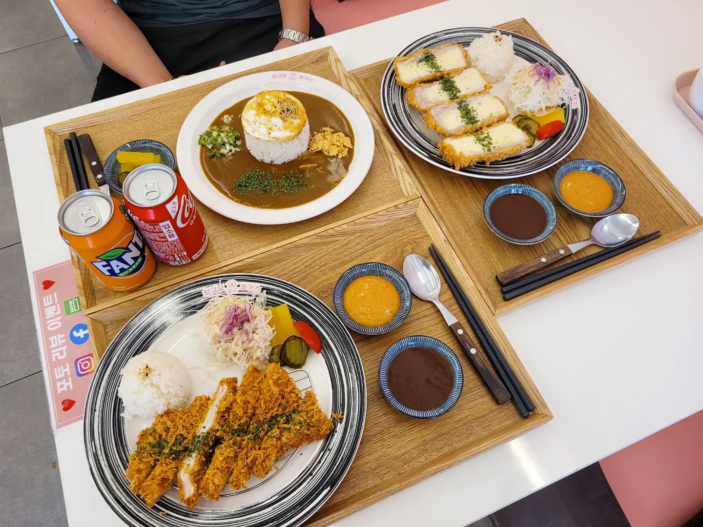 #체험단 #최고당돈가스 ❤️

어김없이 맛집을 찾아다니는
맛집헌터 찌므니 등장‼️

돈까스 원래 짱좋아하는데 여기 돈까스 진짜 대박인게 바삭함이 아주 미쳤어영ㅎㅎㅎㅎ바삭바삭😤
사진으로도 바삭함이 전달되나요?!👀

매뉴도 세개나 시켜서 먹는데 오래걸렸는데도 돈까스를 다 먹을때까지 바삭함이 쭈-욱 유지되는 신기한 경험을 했다구용!!!

원래도 튀김류는 무조건🙆‍♀️ 바삭해야된다는 신념을 가지고 있는데 #최고당돈가스아산터미널점
돈까스를 맛보고는 그 신념이 더욱 확고해졌다는....🤣🤣
역시 돈까스는 겉바속촉이지!!!

바삭함도 미쳤지만 치즈돈까스 진쫘
치즈 완전 쭉쭉 늘어나고 찜니는 치즈맛에 예민한편인데 맛도 넘 좋았어여💕 

카레도 꾸덕꾸덕하면서 마늘후레이크와 파 파슬리가루가 풍부하게 들어가고 화룡점정 계란후라이까지🍳 완뎐 맛난다구용ㅎㅎㅎㅎㅎㅎ

그리고 무엇보다 대박인 점‼️
가성비 미쳤다는거....😤

🧩 치즈돈가스 8,900원
🧩 수제생등심돈가스 6,900원
🧩 카레라이스 5,900원
🧩 음료 2,000원

가격두 너무 착하지 않나용 여러분?🙊 2인 3매뉴에 음료 두개까지 시켜도 2만5천원정도라니
저처럼 많이먹는 대식가들에겐 한줄기 빛... 그저 빛....🙏

돈까스러버들 꼭 방문해보시길😚

#체험단후기 #솔직리뷰 #존맛탱👍