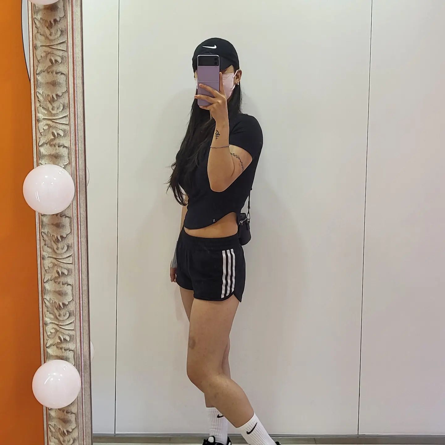 뚜하ㅎㅎ
주말에 팔뚝 관리받는 병원 포토존 생겨서 찰칵
보정하는 법도 까먹어서..
원본 그대로 허허;;

허벅지에는 원인 모를 멍이 또ㅠㅠ
항상 저도 모르는 멍이 맨날 생겨잇어요
저 드디어 몇년만인지도 모를 앞자리 4를 보앗어요
완전 턱걸이 49.9ㅋㅋㅋㅋㅋㅋ
이날 햄버거에 마라탕 먹었으니 다시 50 찍었으려나

그나저나 태풍.. 무섭네요
제발 무사히 지나가길..😔
