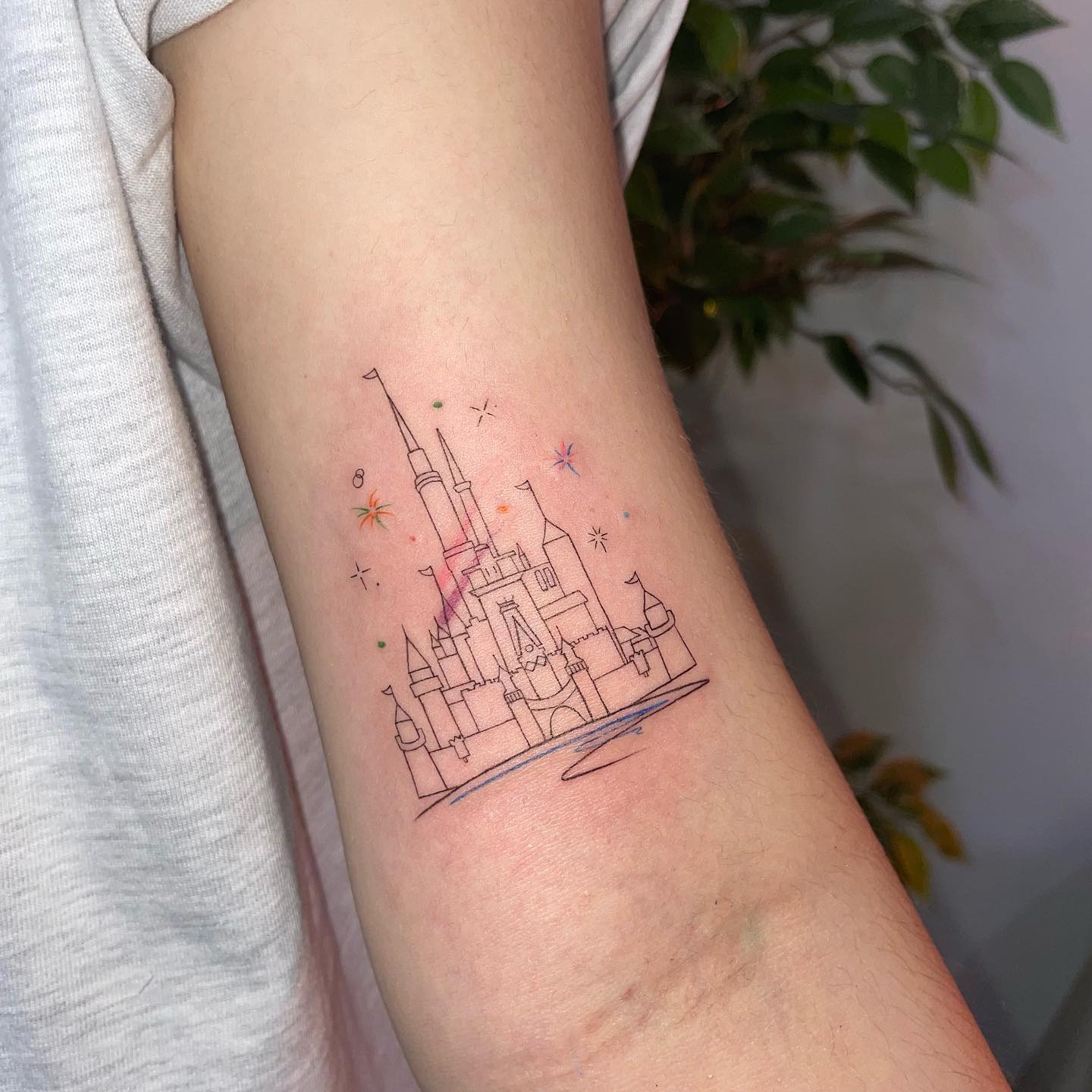 오랜만의 피드˃̵͈̑ᴗ˂̵͈̑ 
6개월 기다린 보람이있는 타투😻 
#하월타투 hawol_tattoo #디즈니타투#디즈니성#일산타투#현아이던#데일리