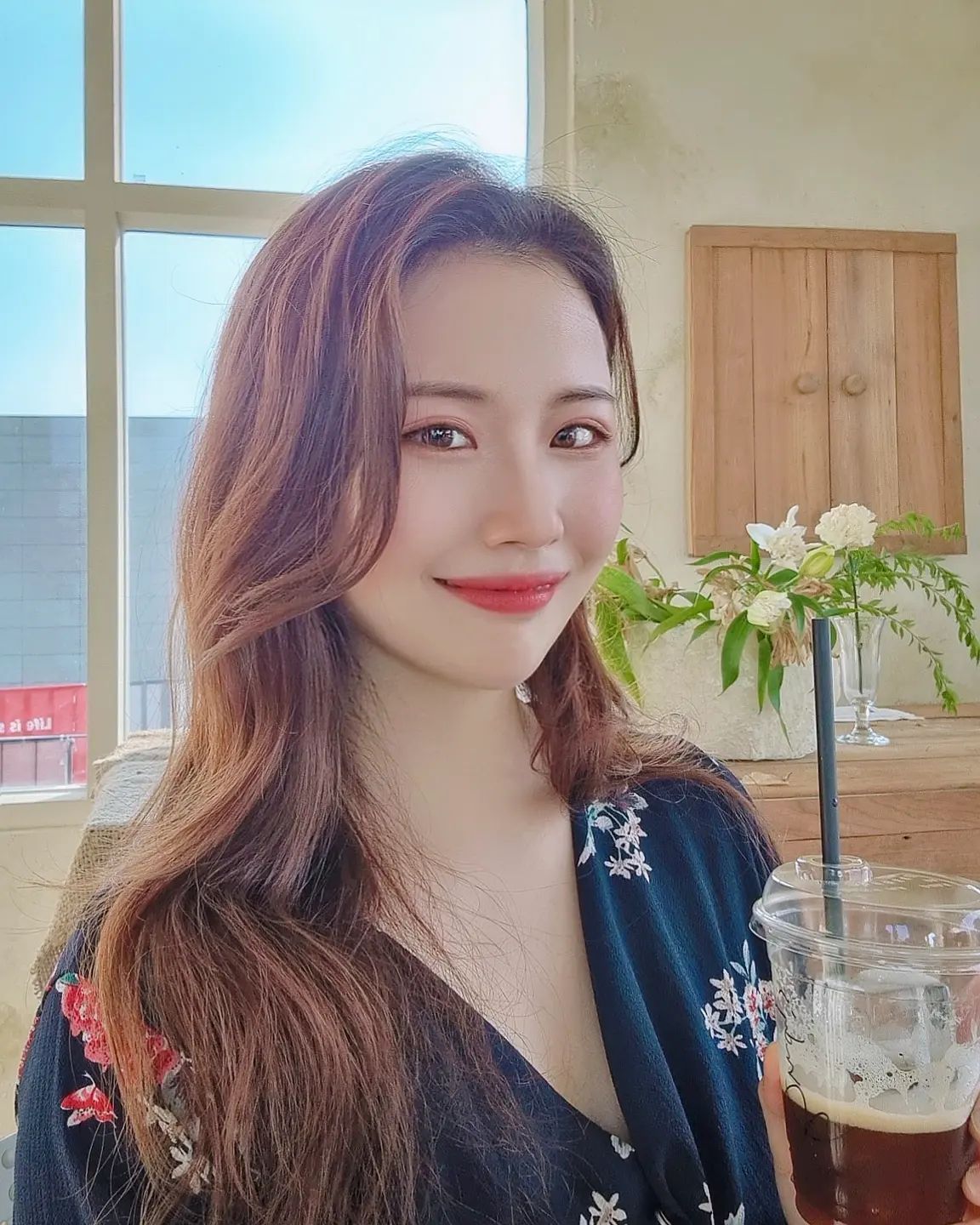 내 인생 마지막 갈머🤎
이래놓고 또 염색하진않겠징?😄

셀카는 역쉬 #자연광 쵝오
우영뉘가 넘 이뿌게 찍어줘서 사진 고르느라 애먹어땨🤭

_
_
_
#브래디스커피 #카페 #일상 #셀카 #셀피 #❤️ #daily #instagood #cafe #selfie #selstagram