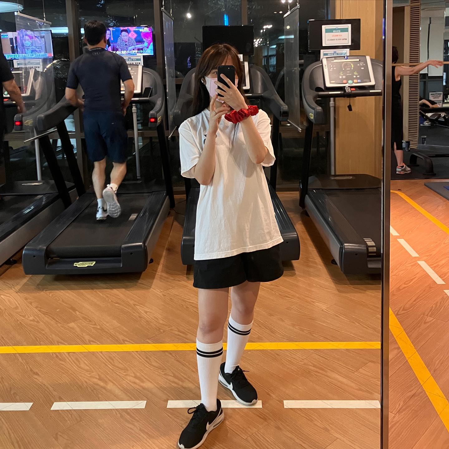재택근무 = 체력이 남음 = 운동 가능
간만에 퍼센트 티 입구 런닝뛰러 출석했고
나도 했다 태웅피쓰-✌🏻
보드랑 말은 언제타지,,?🙄
.
.
.
.
.
.
#오운완❤️‍🔥 #운동소통 #운동맞팔 #운동하는직장인💪🏻 #재택근무개꿀 #운동맞팔환영🙋‍♀️ #헬린이스타그램 #followforfollowback