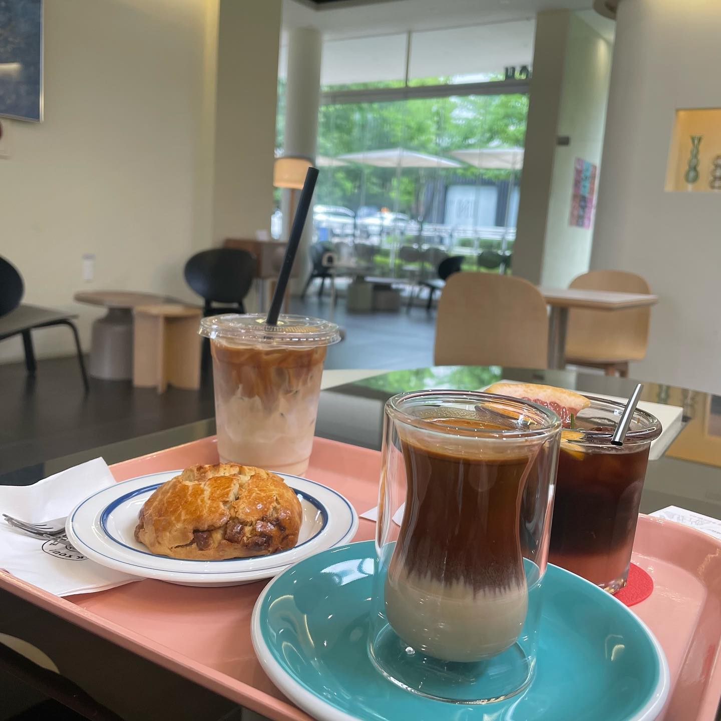 제일 좋아하는 친구들과 
카페거리 데이트💛
이 날 방문했던 식당이 너무 핫플이라
카페 먼저 들어왔는데
우연히 들어온 곳이었지만
분위기 너무 좋고 쾌적하고
커피와 스콘 모두 맛있어서 행복🤍

다가오는 추석 연휴 모두 잘 보내세요🌻

#꽃이야 #카페추천 #펄치커피
#perchcoffee #백현동카페거리