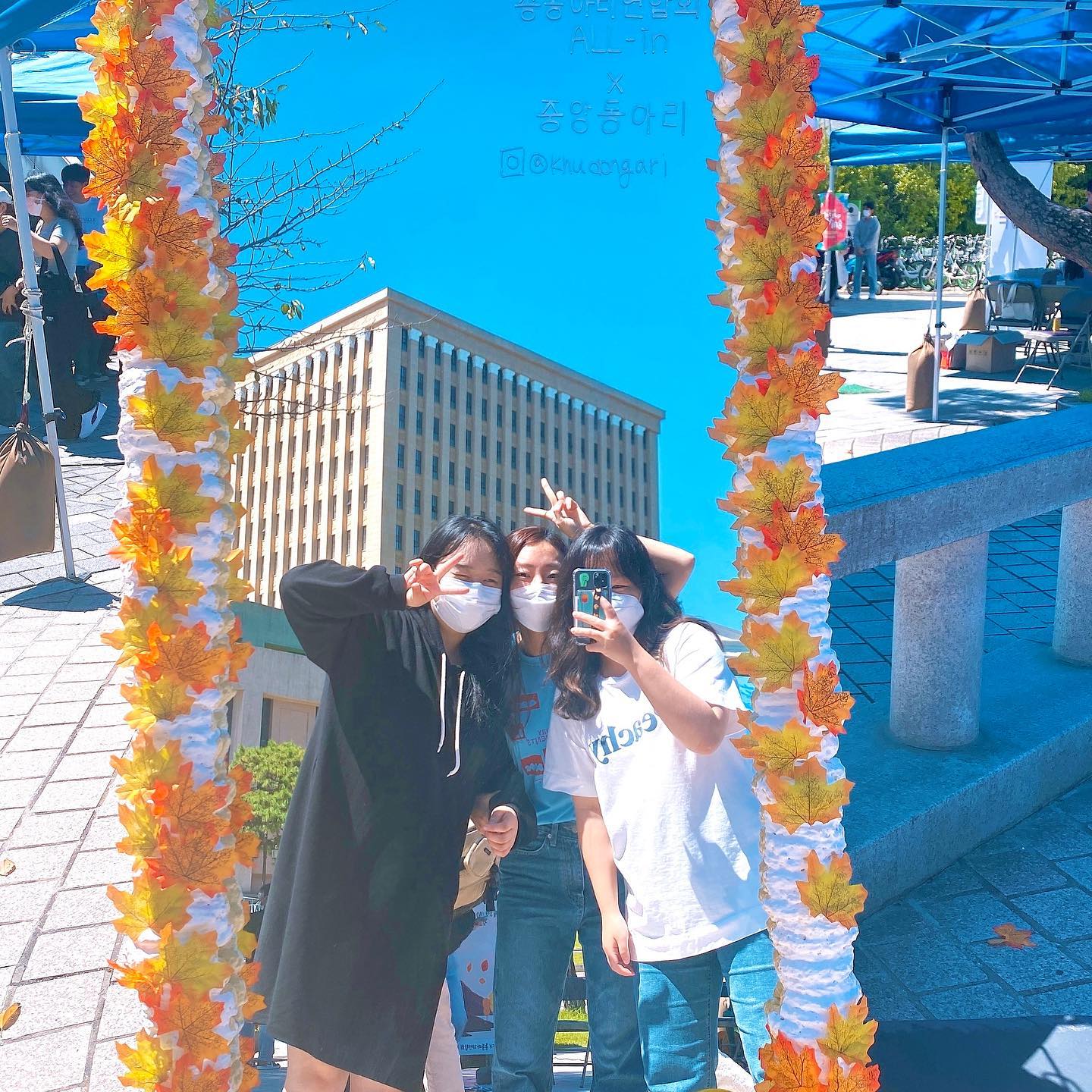 날씨 짱짱☀️ 언니들이랑 찰칵📷 
.
.
.
#경희대 #경희대학교 #날씨 #날씨좋다 #거울샷 #맞팔 #맟핱 #서울 #부산 #소통 #셀스타그램 #한의대 #khu #likeforlikes #followforfollowback #following #followers #followｍe #like4likes #l4l #f4f #대학 #대학원 #대학원생 #하늘