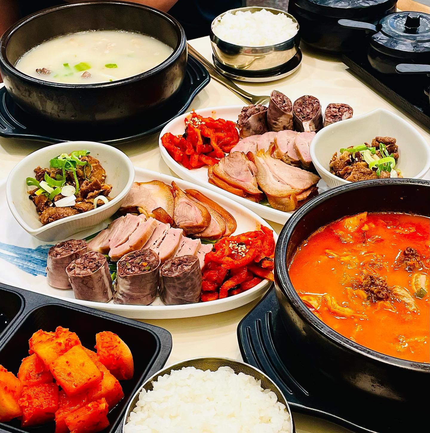 #협찬 🐷국밥생각 원마운트점

뜨끈뜨끈하고 든든한 국밥한그릇 생각날땐 국밥생각으로~🙆🏻‍♀️

여러분 뜨끈하니 속을 따뜻하게 데워주고
푸짐하니 뱃속을 든든하게 채워주는
많은 한국인들이 너무나도 사랑하는 메뉴 국밥!!좋아하시나요🤭

저는 진짜 한식중에서도 국밥 정말 사랑해서
일주일에 한번정도는 국밥먹어주는 편이고
여행가서도 꼭 국밥맛집 댕기거든여🤗

이렇게 좋아하는 국밥도 잡내없이 푸짐하게 먹을 수 있다면 더 좋잖아요
그래서 제가!!!일산 원마운트에 위치한 '국밥생각'을 데려왔습니다🔥

'국밥생각'은 순대.수육.돼지.모듬 국밥을 맑은 국물과 양념이 들어간 얼큰한 국물로 고를 수 있어요
거기다가 7천원을 추가하면 보쌈.연탄불고기.순대.족발을 즐길 수 있는 
국생정식으로 변경가능해요😉

저는 모듬국밥과 빨강모듬국밥을 각각 국생정식으로 주문해보았어요
크 진짜 양 너무 푸짐하고 알차게 잘나오지 않나요?!👍

우선 국물이 진짜 깊고 잡내가 없어요
특히 놀란게 간혹 모듬국밥을 주문하면 내장류에서 냄새가 심해 못먹는 경우가 많은데
잡내하나도 안나고 고기가 질기거나 퍽퍽한 것 없이 야들야들하니 맛있고 양도 푸짐하더라구요
곱창에는 곱도 가득한거있죠?!😳

크 취향껏 들깨가루랑 새우젓도 넣어주고
밥 착착 말아서 깍두기 얹어 한입 크게 먹는데
뜨끈할때 후후 불면서 입천장 까져가며 먹어주는 맛
역시 국밥은 이맛에 먹는거죠!!😋

거기다가 찰진 토종순대에 쫀득함 한가득인 족발,
촉촉하니 야들야들한 보쌈 불향 가득한 연탄불고기까지!!!
무말랭이도 착 올려먹는데 하....저 완전 과식하고 왔잖아요🤣

사실 일산쪽에 이런 돼지국밥.모듬국밥 같은 국밥종류를 잘허는 곳이 드물어서 늘 아쉬움이 가득했거든요
근데 짝꿍이랑 둘이 입맛에도 맞고 푸짐도한곳 찾으니 넘 반갑다며
앞으로 국밥 먹을때 여기 와서 든든히 먹고가면 되겠다 했어요🫶🏻

마침 요기가 원마운트 들어가는 입구 바로 옆 큰 광장에 위치해있거든요
물놀이하고 몸도 차고 지칠때 한그릇 뚝딱하면 넘 딱이겟더라구요👏🏻

저는 진짜 저만 이맛을 느끼기 아쉽다구요 여러분도 이젠 국밥 먹을때 든든허게 '국밥생각'가서 뜨끈한 한그릇 어떠세요💛💛

#국밥생각원마운트점 #일산맛집 #일산맛집추천 #백석동맛집 #일산가로수길맛집 #원마운트맛집 #일산킨텍스맛집 #일산대화동맛집 #일산호수공원맛집 #일산술집추천 #킨텍스밥집 #일산회식장소 #일산밥집 #일산점심 #맛기록 #국밥 #맛스타그램 #먹스타그램 #국밥스타그램 #국밥맛집 #맛집추천