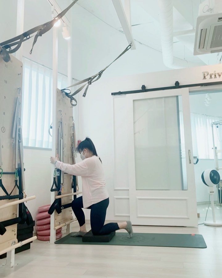 1. Hip up lunge
2. Hip hinge + Thigh stretch + arm circles
3. Side bend + side kick
4. T-balance 
5. Hip flexion + knee extension
6. Cross lunge 
7. Adductor squat
8. Soleus exercise

한가위 보름달처럼 풍성한 명절 보내세요🌝🍁

#스프링보드시퀀스 #눈귀코귀다혜쌤