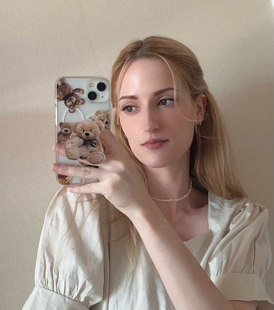 𝐜𝐥𝐚𝐮𝐝𝐢𝐚 𝐬𝐞𝐫𝐧𝐚 on Instagram: "🧸 너무 좋아앙 🧸 @briecheese.kr have so special and lovely phone products~ I have choose the teddy bears sets, phone case and gridtok #외국여자 #외국모델 #외국인모