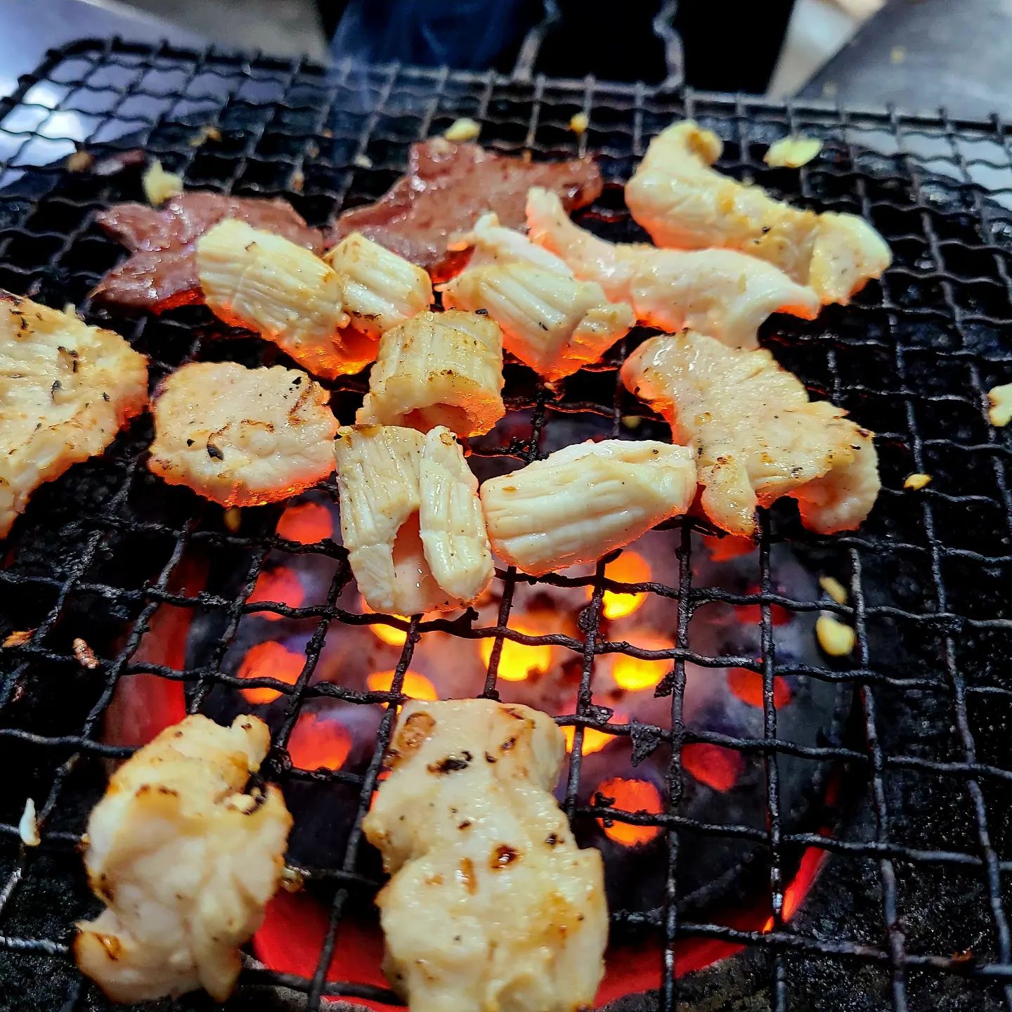 부산 자갈치 #백화양곱창
#이모카세 양곱창맛집❤️

부산의 정취를 찐으로 느낄 수 있는 자갈치에서 이모님들이 직접 연탄불에 구워주시는 양곱창집이다😍
일단 들어서면 몇호, 몇호, 자리가 많아서 당황할 수 있지만 입구에 안내완장 차고 계신분이 친절하게 안내해주신다👍

모듬으로 소금 하나, 양념 하나 시키는게 정석!

일단 연탄불 직화로 염통, 양, 대창, 곱창 본연의 고소한 기름맛을 충분히 맛보고 나면 양념으로 넘어가서 우동사리까지 먹고 나면 배가 터질 것 같다

하지만 이 모든 과정은 볶음밥을 위한 것.

양볶음밥 주문하면 양을 듬뿍 넣고 밥을 볶아서 주신다 
연탄불에 두번 구운 김에 싸먹으면 모든 것이 완벽😭

🧭부산 중구 자갈치로23번길 6
(주변 주차장 많지만 시간당 3천원)