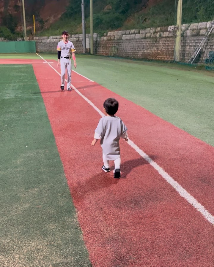 아빠 사회인야구 경기 따라가서 응원하기⚾️🤍

#돌잡이때야구공잡더니
#아니나다를까
#엄청좋아함
#따라가길잘했네 

#오늘의승리요정은
#후니아니고
#나야나
#ㅋㅋㅋㅋㅋ