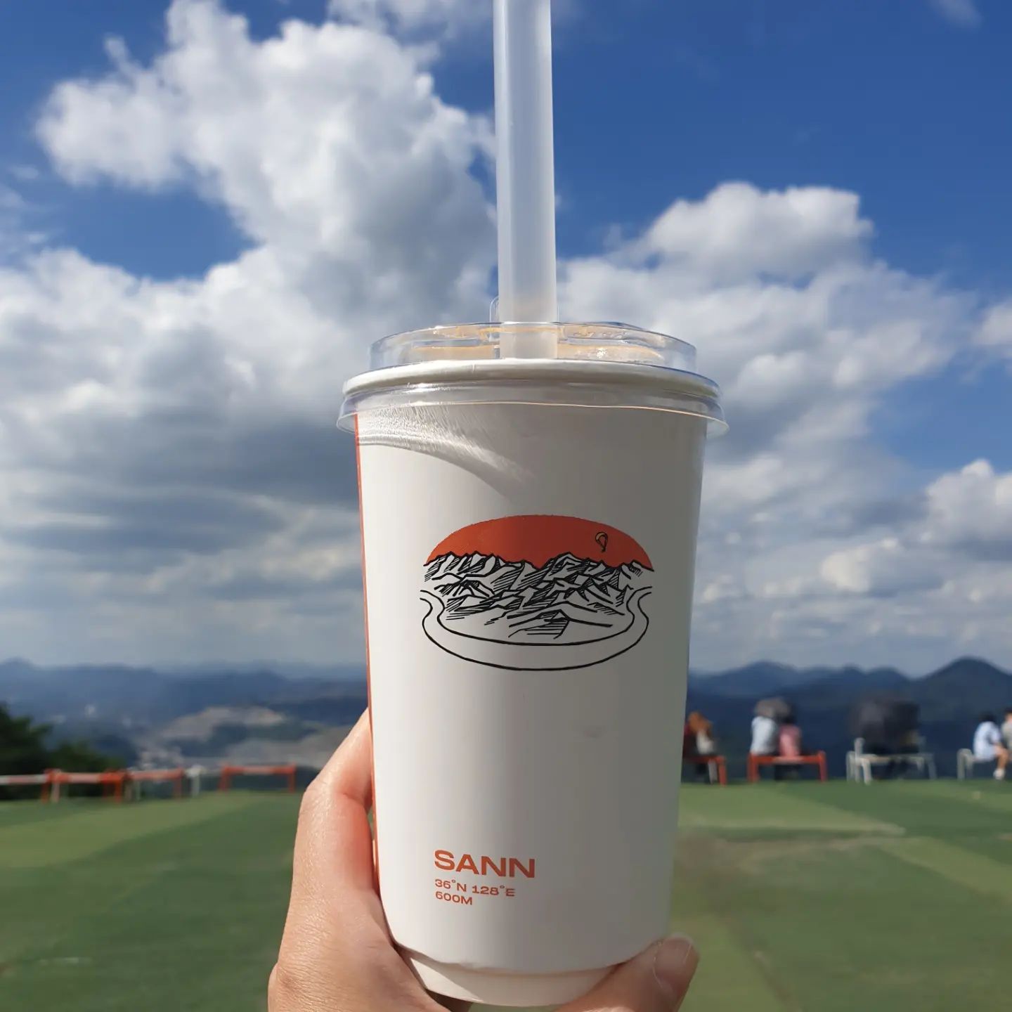 🖼

카페산

워낙에 단양에 카페가 한정적이었고
카페, 빵집이라곤 패러글라이딩하는 높은곳들뿐

빵이 별로라고 해서 기대하지 않았더니 그래서 괜찮았던 곳

음료 종류도 많지 않았지만 
선택한 픽 망고크러쉬 밤브리오슈는 맛있었고 
머물렀을때 여유롭고 날씨도 좋았다

#단양 #단양여행 #단양카페 #카페산