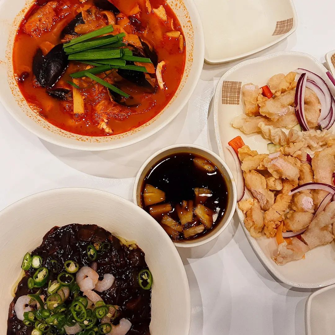 #협찬 오늘의 리뷰🍽
100년가 공화춘 마포점 

추후 내돈내산 재방문 의사 있음🙆‍♂️
깔끔하고 자극적이지 않으면서도 가성비 좋은 중식집 

평점 ⭐⭐⭐⭐ 4.7/5.0 

매장이 깨끗하고 직원들이 친절함😀
테이블오더가 있어 간편하게 주문이 가능함
조미료맛이 과하게 안나면서 깔끔하고 자극적이지 않아서 좋음😋
짜장 짬뽕 주문시 밥 추가 무료로 가능
1000원 추가하면 곱배기 가능 

메뉴가 다양하지는 않고 대표 메뉴로만 구성
자극적인 맛이 아니고 깔끔한 느낌이라 간이 심심하다고 느끼는 호불호가 있을 수 있음
고추짜장이나 짬뽕 다 맵지 않아서 맵기 추가가 가능했으면 좋겠음  🙏

고추짜장 명가짬뽕 파인애플 탕수육 소자 시켰는데 배부르게 먹었음 밥 추가해서 짜장에 밥 벼벼먹고 싶었는데 배불러서 포기
짬뽕은 국물이 깔끔하고 시원하고 짜장은 덜달고 자극적이지 않음
탕수육은 바삭하고 고기 잡내가 안남 파인애플 소스가 새콤달콤하니 맛있음 😋

위치📍 서울 마포구 토정로35길 29(브라우나비 빌딩) 5호선 마포역 도보 3분거리

▫️메뉴/매장 사진 해시태그 포함 게재 시 음료수 무료 이벤트 진행중🤩
▫️전메뉴 포장/배달 가능 

협찬 100gonghwachun 

#공화춘 #100년가공화춘 #마포구맛집 #공화춘마포점 #용강동맛집 #용강동중국집 #중식프랜차이즈 #마포역맛집 #공덕역맛집 #짜장면맛집 #공화춘고추짜장 #공화춘유린기#솔직리뷰#솔직후기#리뷰스타그램#맛스타그램#먹스타#맛스타#선팔맞팔#맞팔100#먹팔맞팔#먹팔환영#소통환영#선팔환영#mukstagram#foodstagram