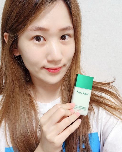 아린맘, 지원 on Instagram: "#광고 내 피부 홍조를 가려주는 잇템~ 메디큐브 슈퍼시카 컬러 코렉팅 크림!😃 피부에 붉은기와 잡티가 있어서 화장할 때 고민이었는데 요 제품 사용하니 붉은기를