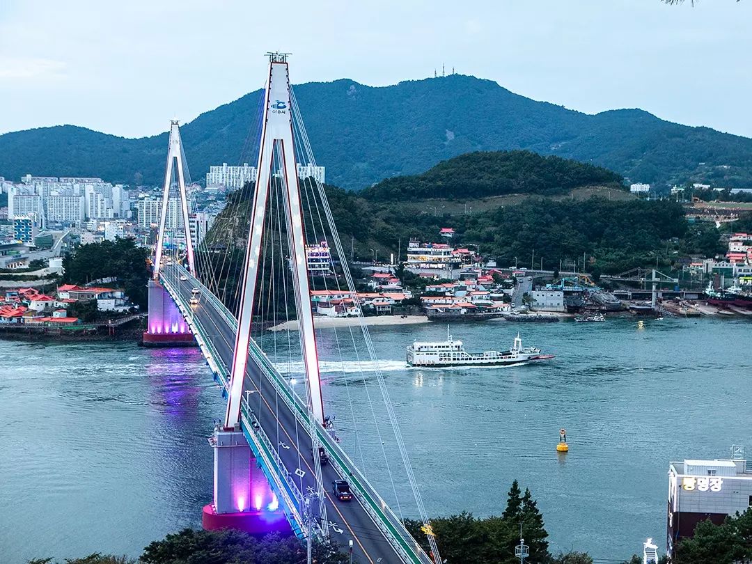 여수의 대표적인 
랜드마크 돌산대교

처음 포인트를 잘못잡아
엉뚱한 곳에서 해매다가
돌산공원에서 내려오는 길에
찾은 핫스팟에 가까스로 
자리잡고 한 컷

역시 여수 밤바다

#여수여행 #돌산대교 #여수밤바다 #여수야경 #가족여행