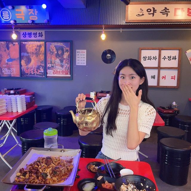 은희 on Instagram: "#광고 사당 맛집으로 유명한 꿀때기 곱창 다녀왔어요 길거리 포차 감성 그대로 옮겨둔 인테리어와 레트로 감성까지,,🖤 양도 정말 많고 1인분씩 다른 메뉴를 주문할 수 있