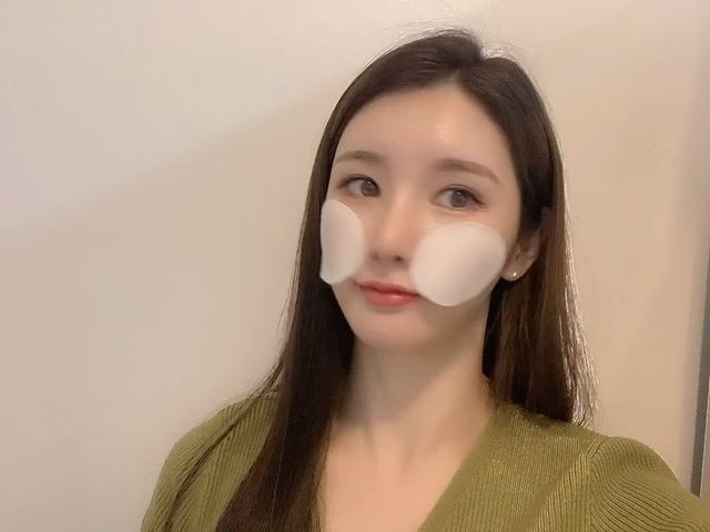 @_charming.moon_ on Instagram: "#광고 매일 쓰던 메디큐브 환절기로 피지랑 각질때문에 스트레스 였는데 메디큐브로 타파🤎 화장하기 전 화장지우기 전 올려놓고 촉촉하게🧸 (아근데 아이폰업뎃