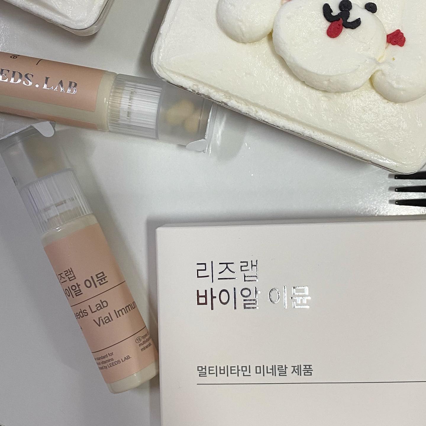 #협찬

 🔶이민정 님이 광고 모델인 리즈랩 바이알 이뮨!

🔸저도 평소에 건강 생각해서 여러 가지 비타민을 챙겨 먹고 있는데 
🔸사실 챙겨 먹다 보면 하루 씩 까먹을 때도 있잖아요 ㅠ
🔸그래서 소개해 드릴
🔸올인원으로 챙겨 먹을 수 있는 멀티 비타민을 가져왔는데요!

🔸한 병에 몸에 꼭 필요한 19종 멀티 비타민과 미네랄까지 함유되어 있어서
🔸한 번에 건강을 챙길 수 있다는 장점이 있는데요!

🔸또한 포장 상태와 한 개씩 개별 포장이 되어있어서 
편하게 섭취가 가능해서 좋았어요! 

🔸패키지 디자인에도 까먹지 않게 체크 가능한 캘린더도 있어서 꼼꼼히 챙겨 먹을 수 있다는 생각이 들더라고요

🔸놀랐던 점은 영양제는 물이 꼭 필요한데 리즈랩 바이알 이뮨은
🔸위에는 크기가 작은 알약과 
🔸밑에는 달달한 애플망고 액상으로 되어있는 비타민도 같이 있어서 
🔸물 없이 누구나 챙겨 먹을 수 있구나 생각이 드는 순간
확인 해보니 페이지에 남녀노소 섭취 가능으로 되어있어
🔸바로 남자친구와 함께 챙겨 먹었어요 !!

🌟오프라인 공식 홈페이지에서 2시 이전에 주문하면 당일 배송도 해주고
🌟다음날 90프로 받을 수 있다니 지체하지 않고 빨리 받을 수 있어서 좋은 거 같아요 ! 

☑️입문하기 편하게 7일 분과 14일분도 구성되어 있어서 궁금하신 분들도 한번 구매해 보고 괜찮으면 재구매 하는 것도 좋은 팁인 거 같아요!

🔸오늘 소개해 드린 리즈랩 바이알 이뮨 하루 한 병으로 우리의 건강을 챙겨 보는 건 어떨까요?

#협찬 #리즈랩 #리즈랩바이알이뮨 #바이알이뮨 #이민정 #이민정비타민 #추석선물세트 #추석선물추천 #추석선물준비 #골프비타민 #골프필수템 #라운딩필수템 #골프선물 #운동비타민 #올인원비타민 #종합비타민 #비타민추천 #프리미엄비타민 #면역력영양제 #멀티비타민 #멀티비타민추천 #건강기능식품추천 #비타민선물