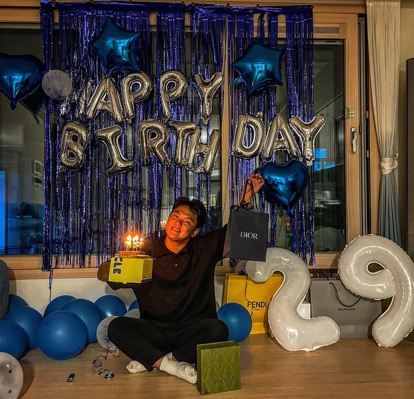 여자친구 덕에 생일 행복해😍😍
.
.
#생일 #생일파티 #hbd #럽스타그램 #대구 #호텔수성 #포항 #영일대 #생일스타그램 #dior #christan_dior #gucci #좋아요 #좋아요반사 #인친 #선팔 #맞팔 #선팔하면맞팔