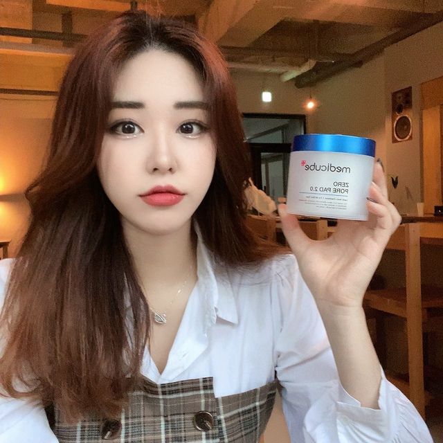 NARI on Instagram: "#광고 #협찬 #메디큐브 제로 모공 패드 2.0은 모공 타이트닝 효과 제품으로 피지 개선은 물론!! 각질!!! 노폐물!!!!! 제거에 도움을 주는 요물이에요🫣 유느님이 믿고 광고하시